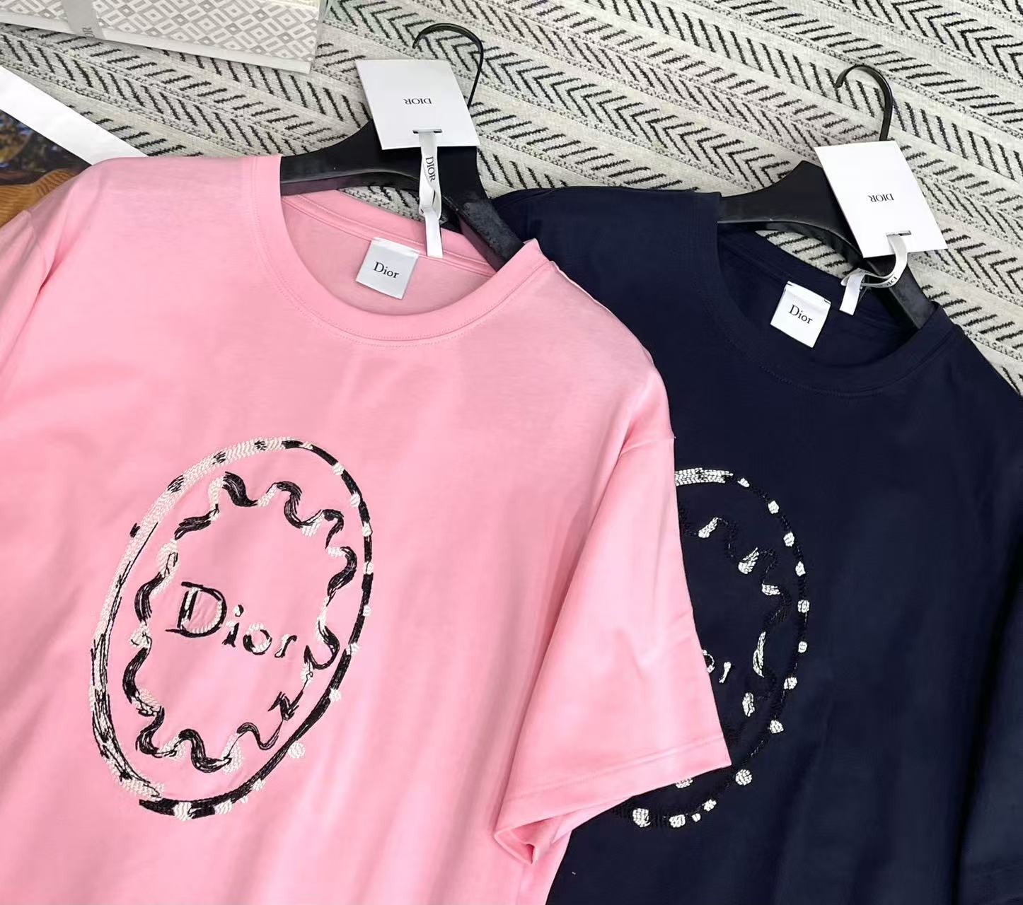 DI0R刺繍入りグラフィティ文字Tシャツ【50％割引+送料無料】