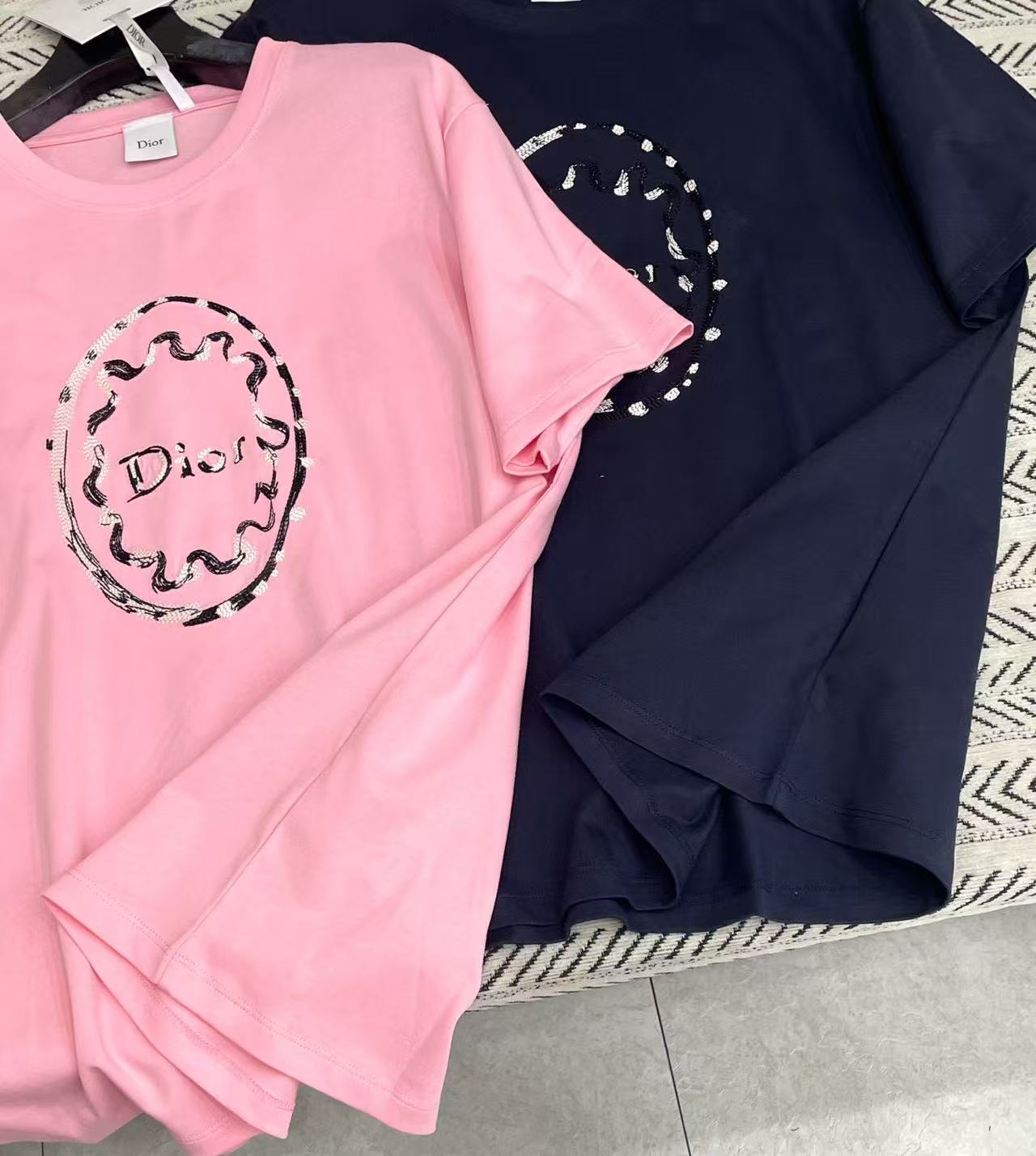 DI0R刺繍入りグラフィティ文字Tシャツ【50％割引+送料無料】