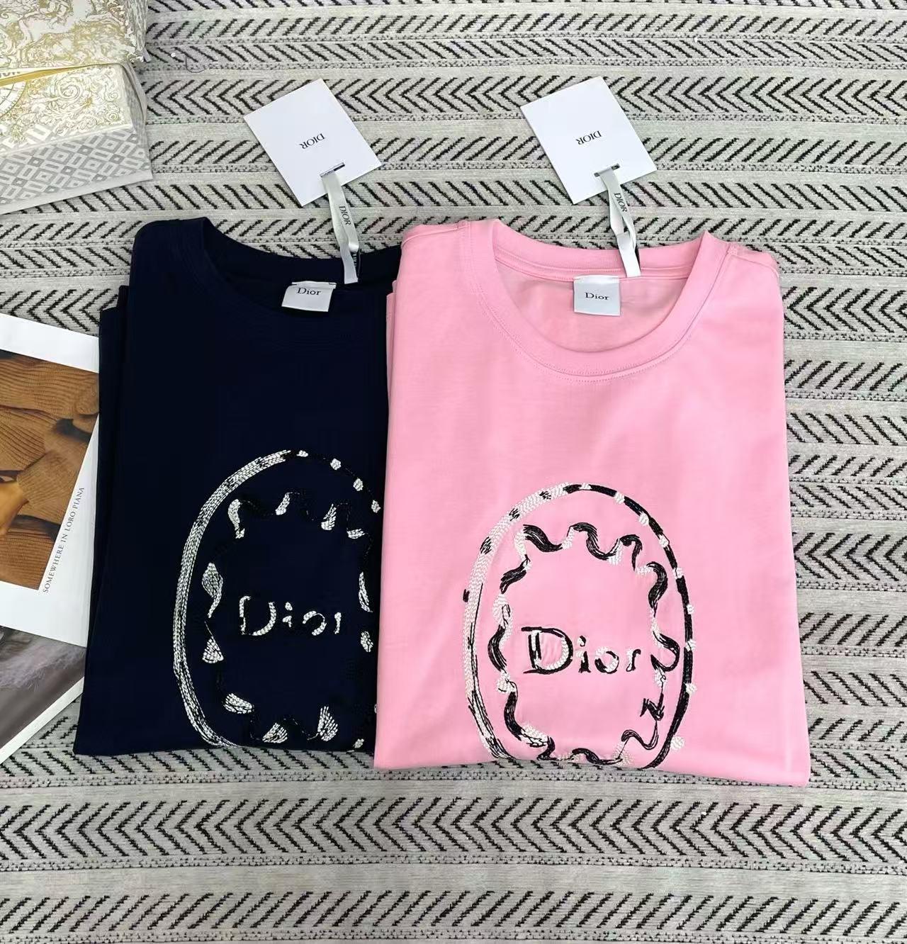 DI0R刺繍入りグラフィティ文字Tシャツ【50％割引+送料無料】