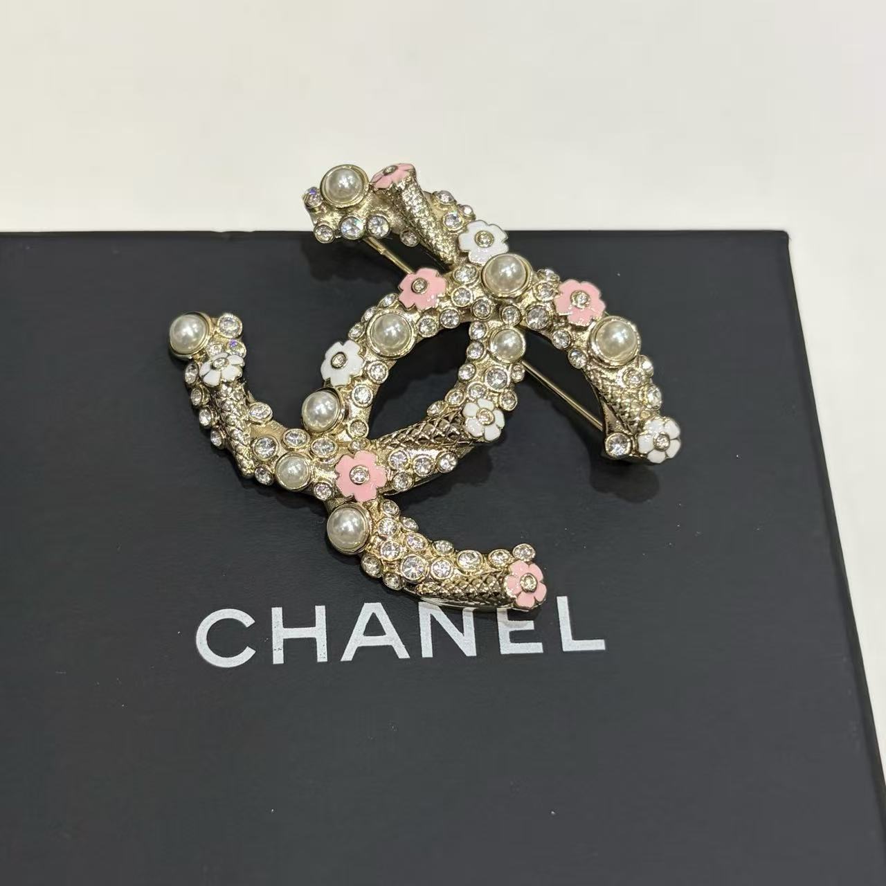 CHANE1 フラワーパールブローチ【50％割引+送料無料】