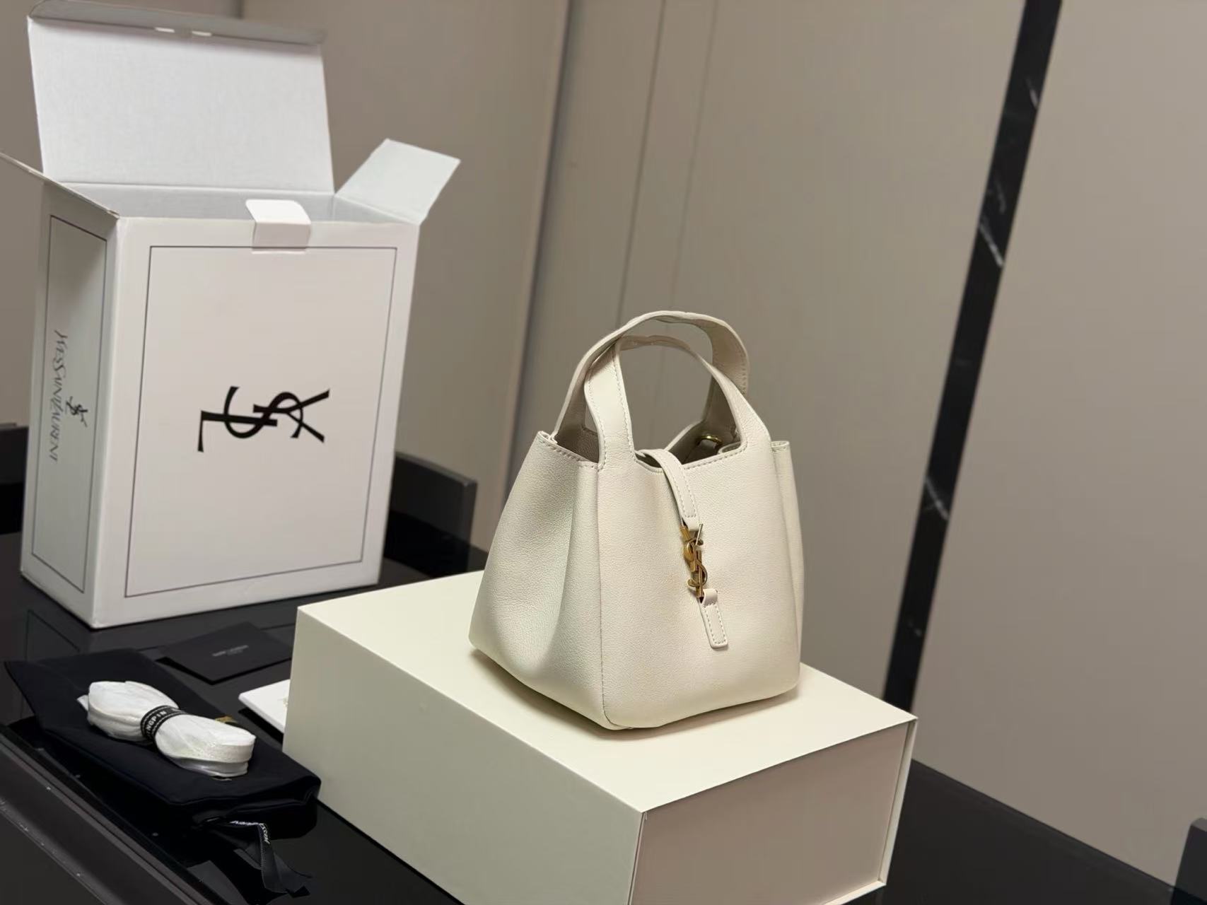 YSLレザーハンドバッグ【50％割引+送料無料】