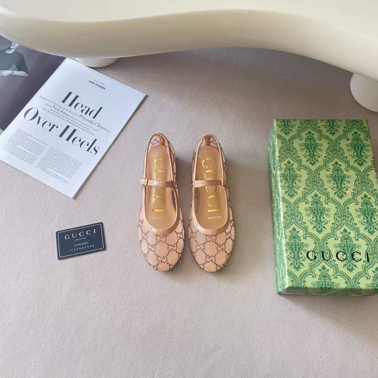 GUCCI カットアウト ラインストーン フラットシューズ【50％割引+送料無料】