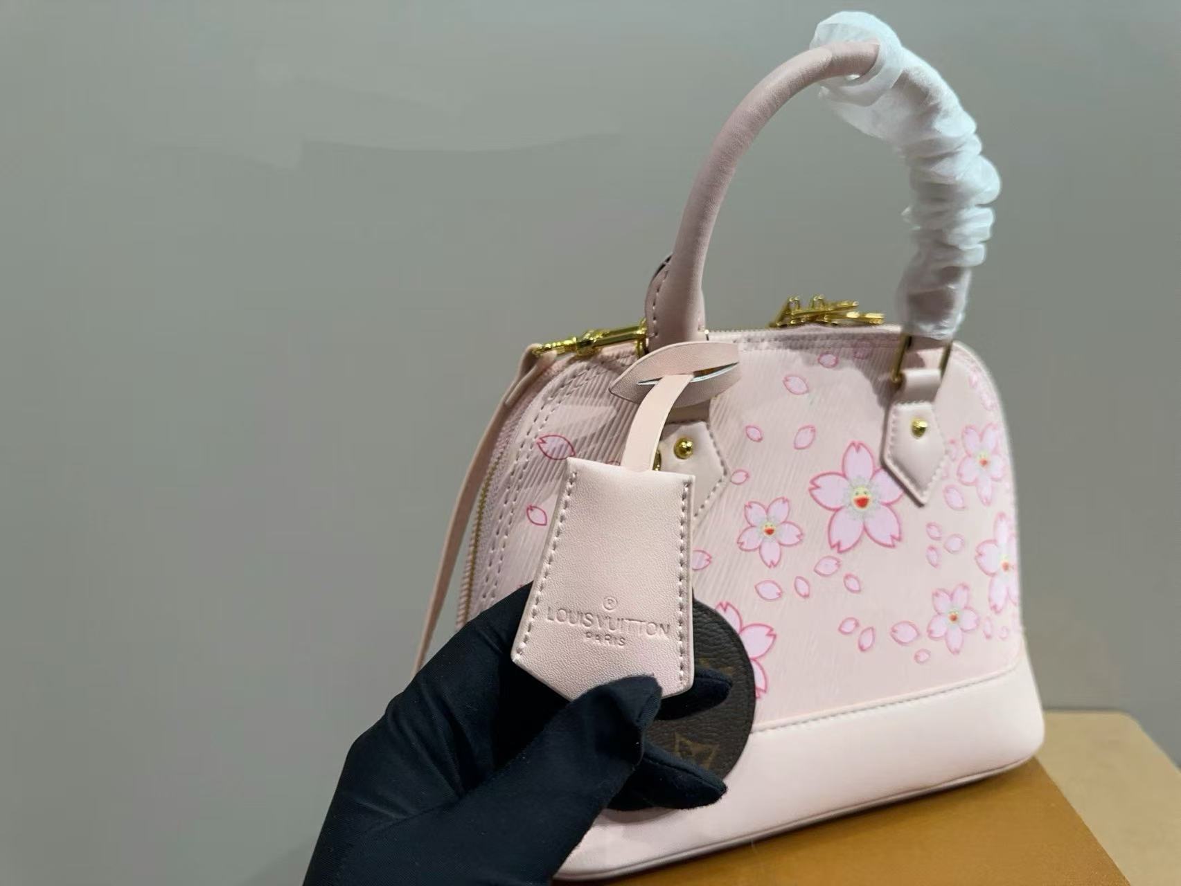 LV AImaピンクの桜柄ハンドバッグ【50％割引+送料無料】