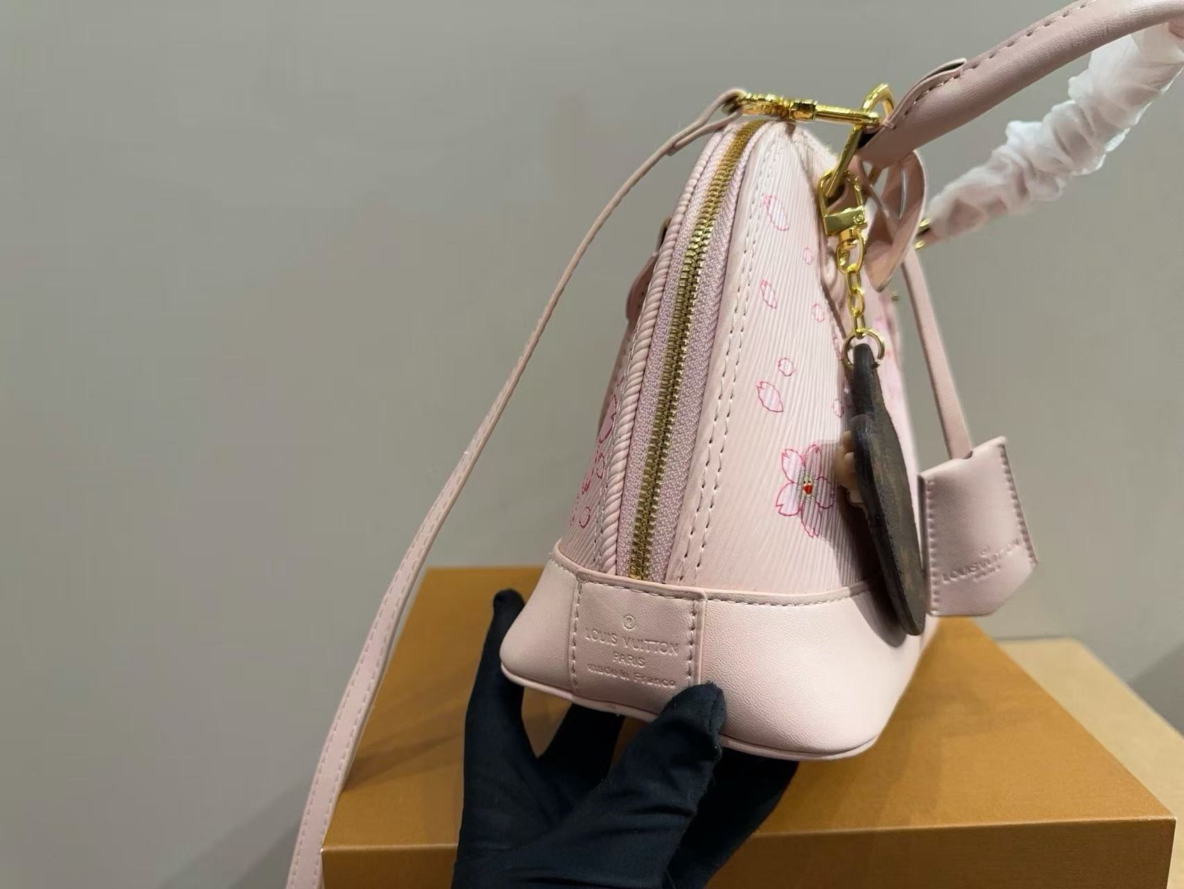 LV AImaピンクの桜柄ハンドバッグ【50％割引+送料無料】