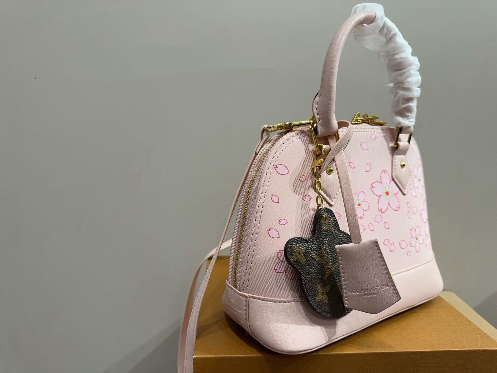 LV AImaピンクの桜柄ハンドバッグ【50％割引+送料無料】