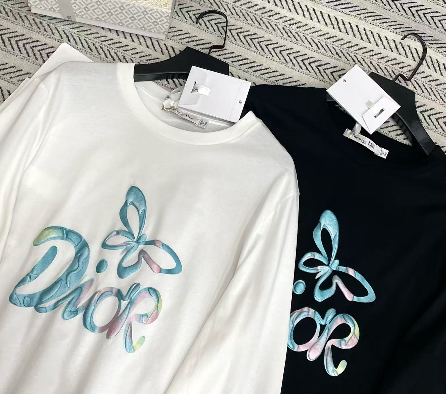 DI0Rバタフライ・レター 長袖Tシャツ【50％割引+送料無料】