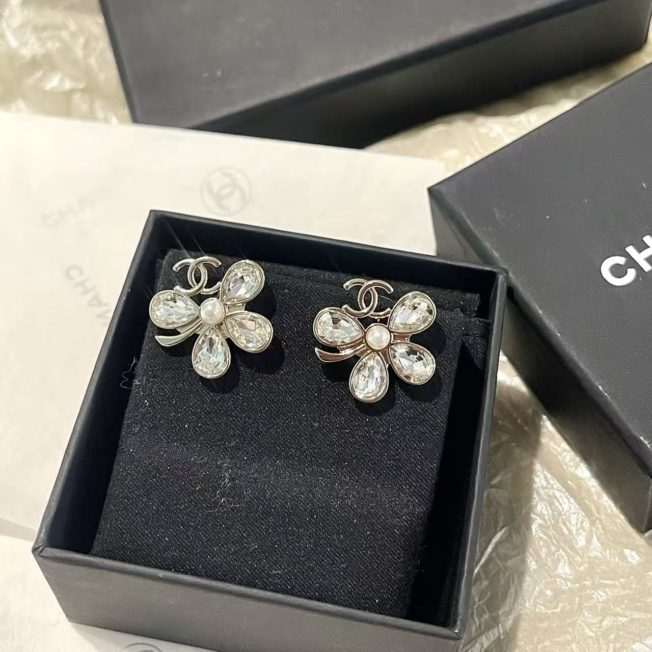 CHANE1 ダブルCフラワーダイヤモンドスタッドピアス【50％割引+送料無料】