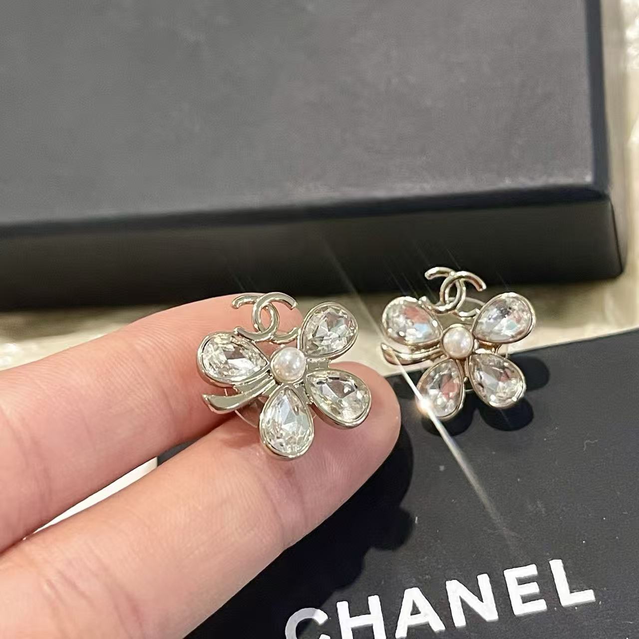 CHANE1 ダブルCフラワーダイヤモンドスタッドピアス【50％割引+送料無料】