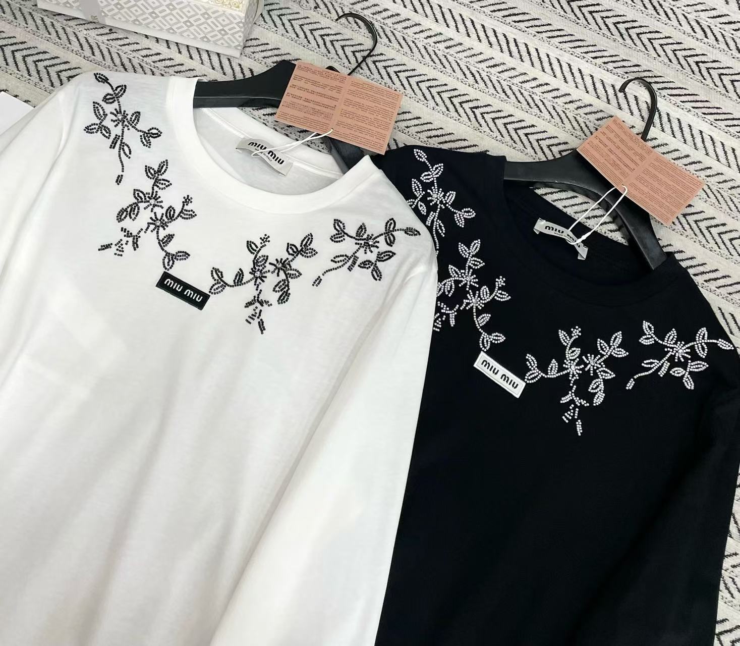 M1UM1U プリント長袖Tシャツ【50％割引+送料無料】