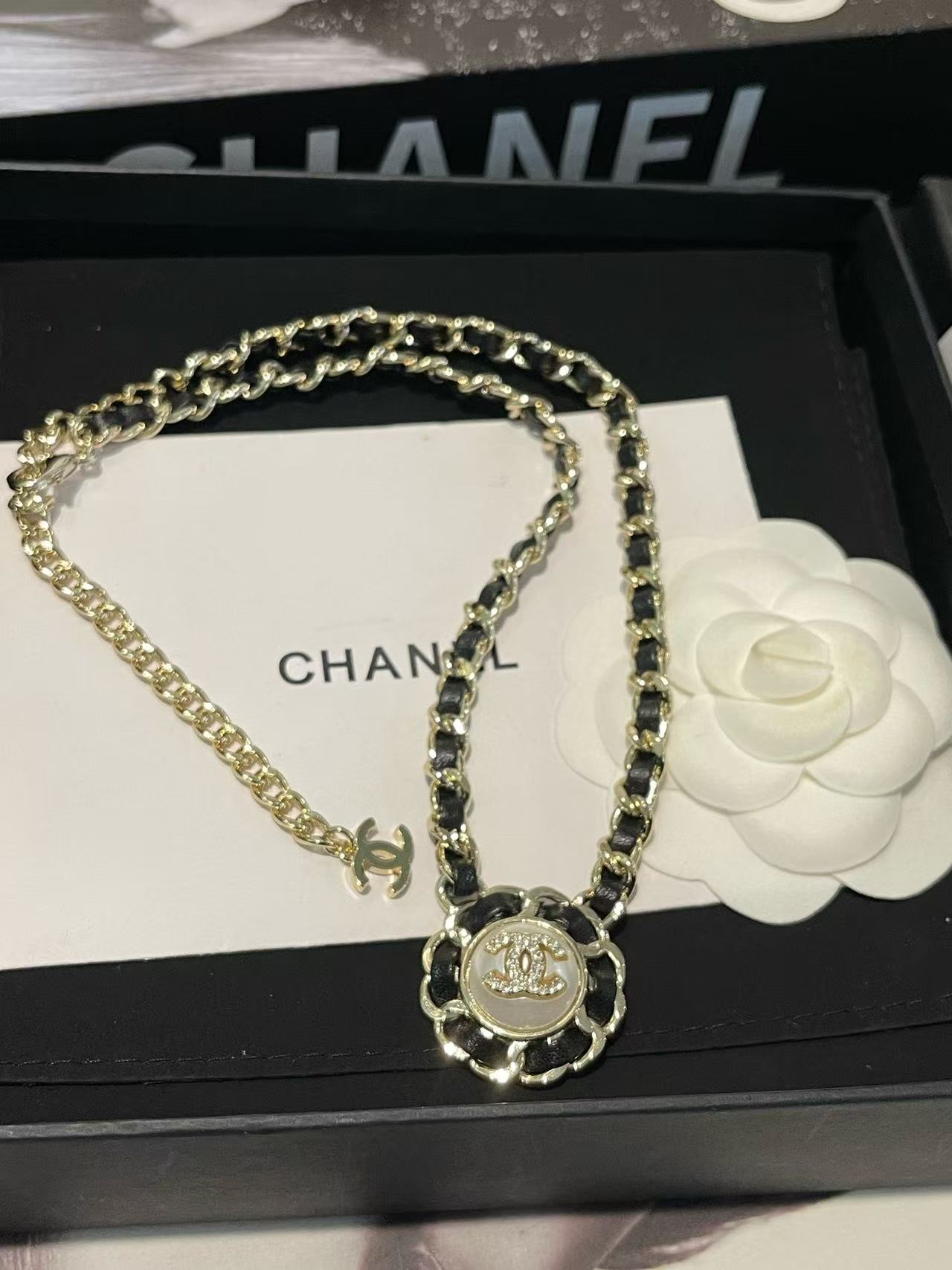 CHANE1 ダブルC レザー ダイヤモンドネックレス【50％割引+送料無料】
