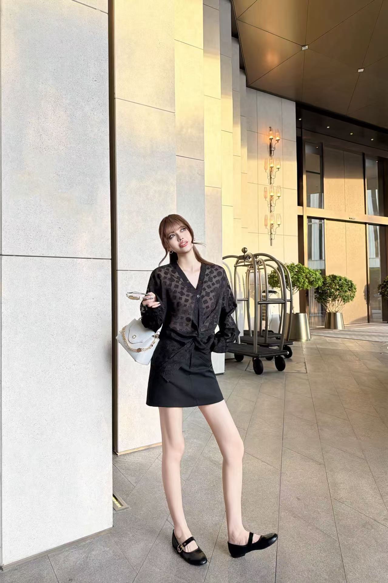 LV フロック加工 Vネックシャツ【50％割引+送料無料】