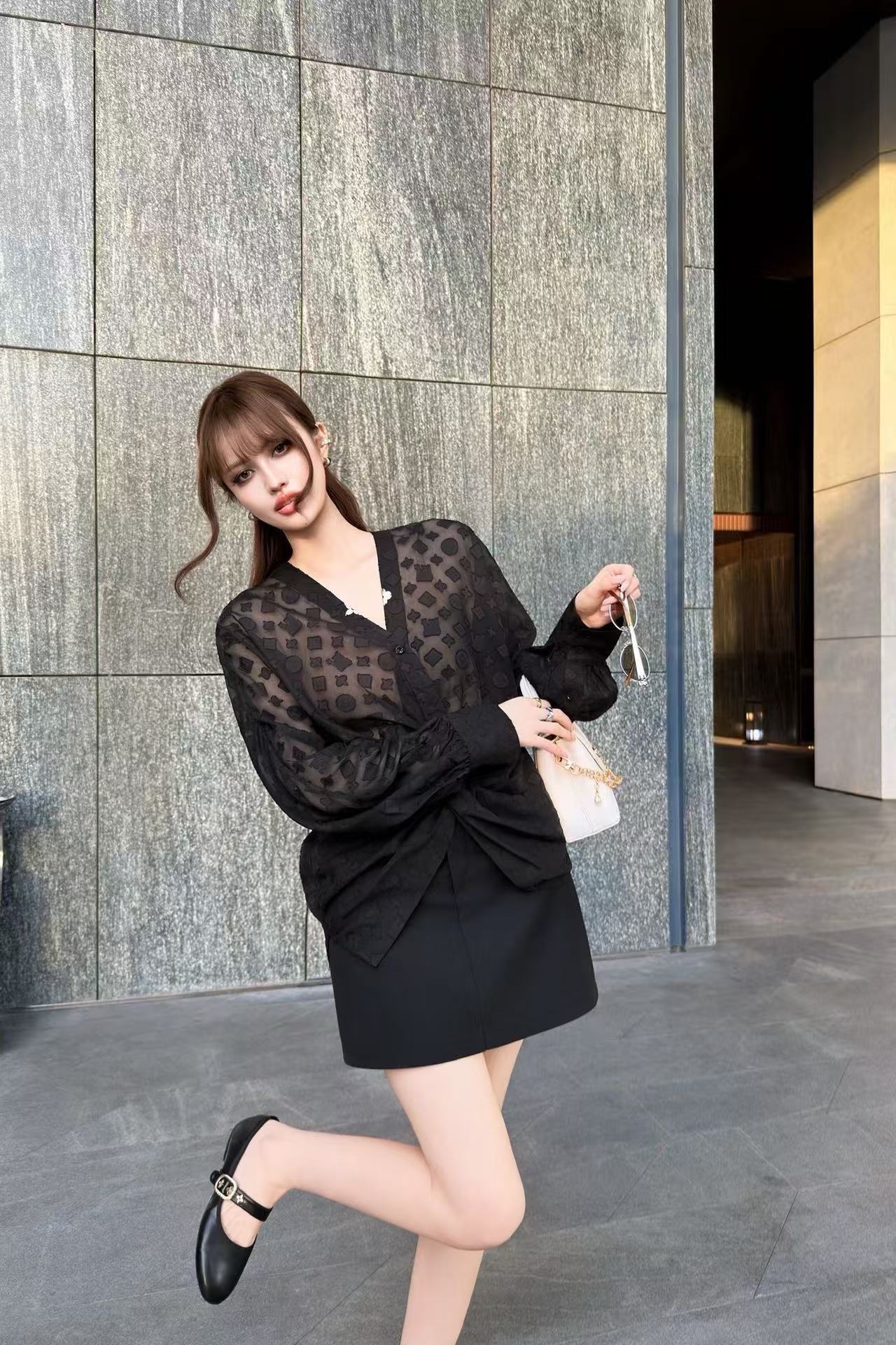 LV フロック加工 Vネックシャツ【50％割引+送料無料】