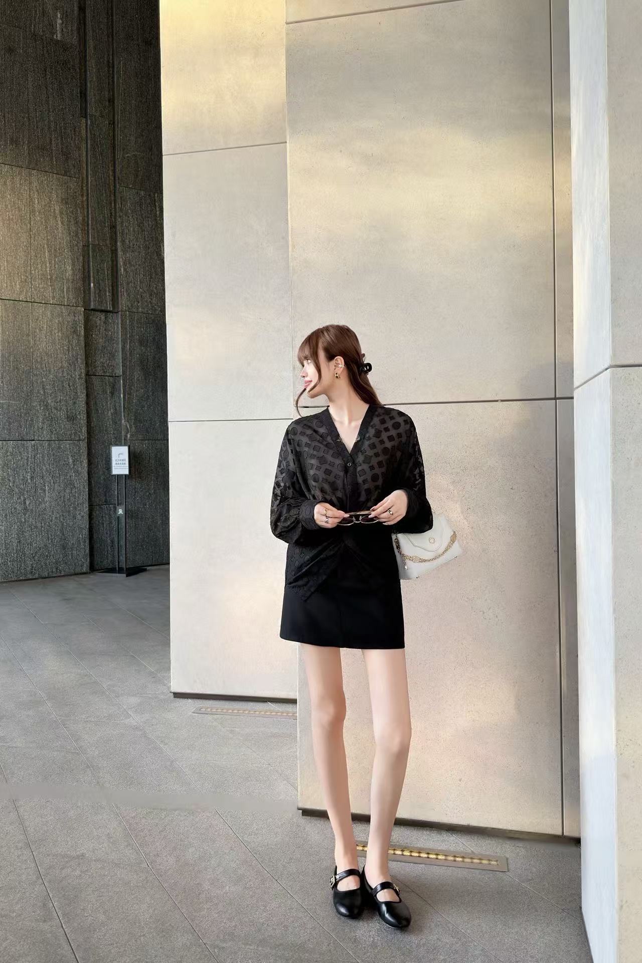 LV フロック加工 Vネックシャツ【50％割引+送料無料】