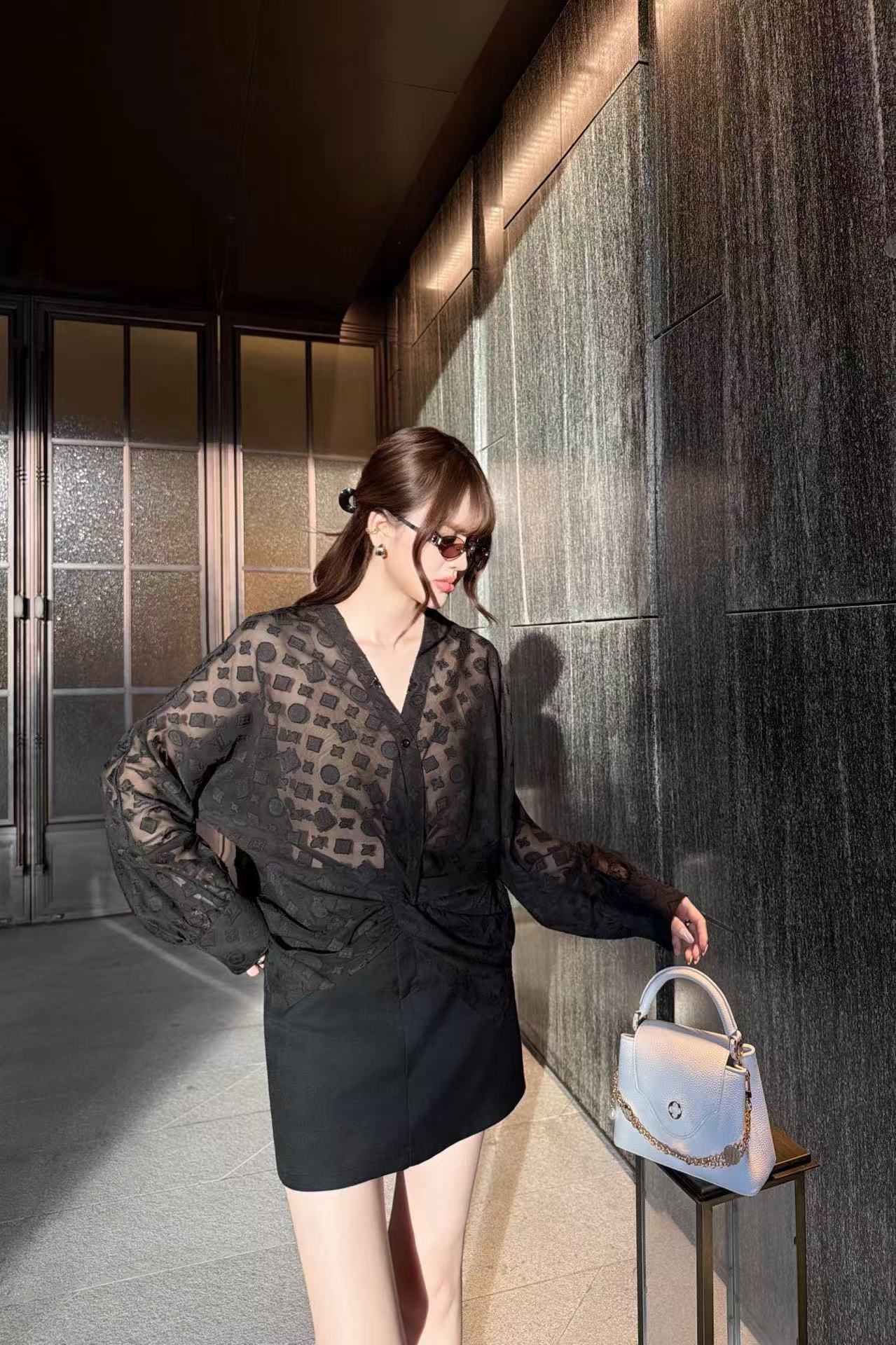 LV フロック加工 Vネックシャツ【50％割引+送料無料】