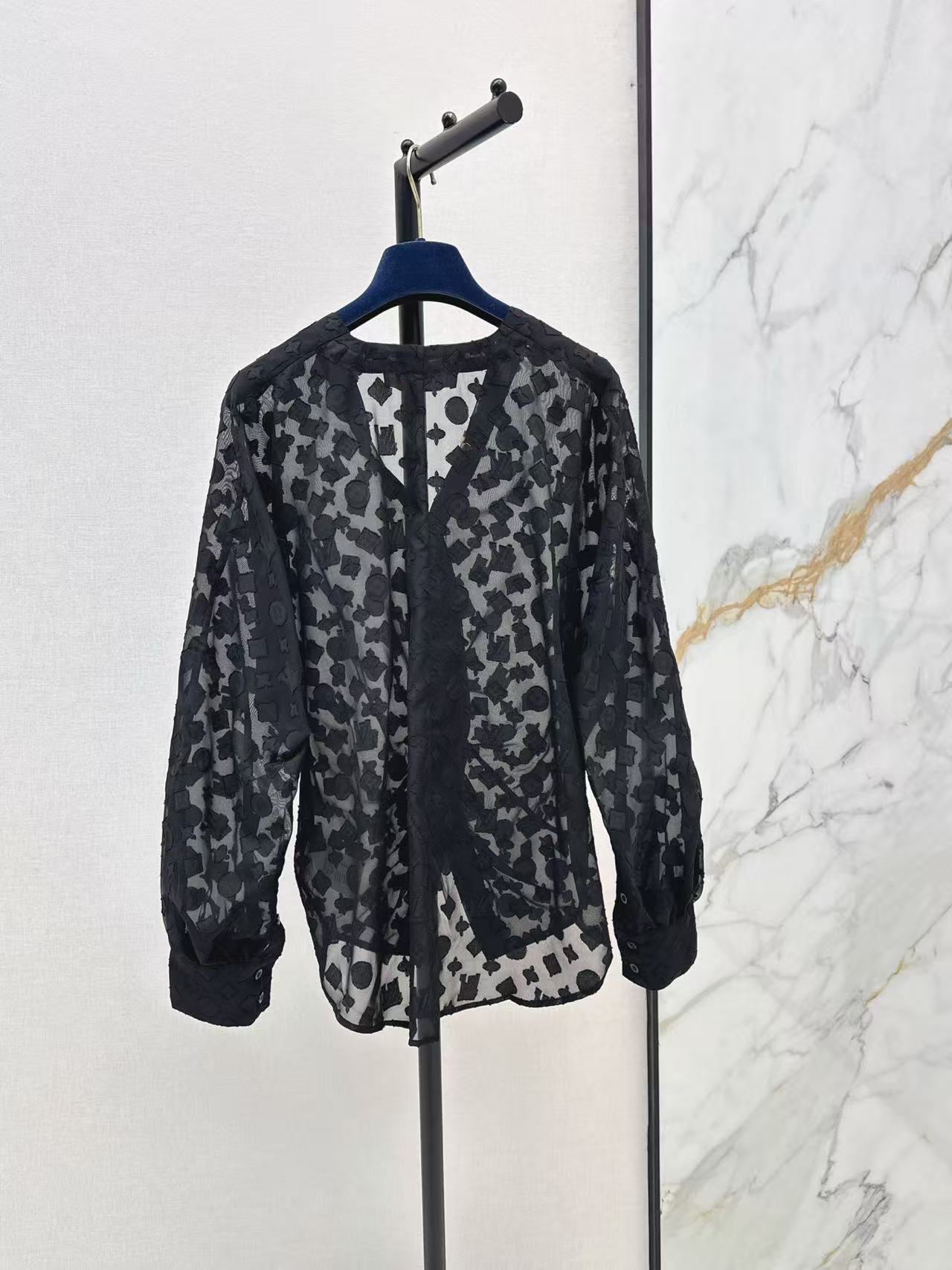 LV フロック加工 Vネックシャツ【50％割引+送料無料】