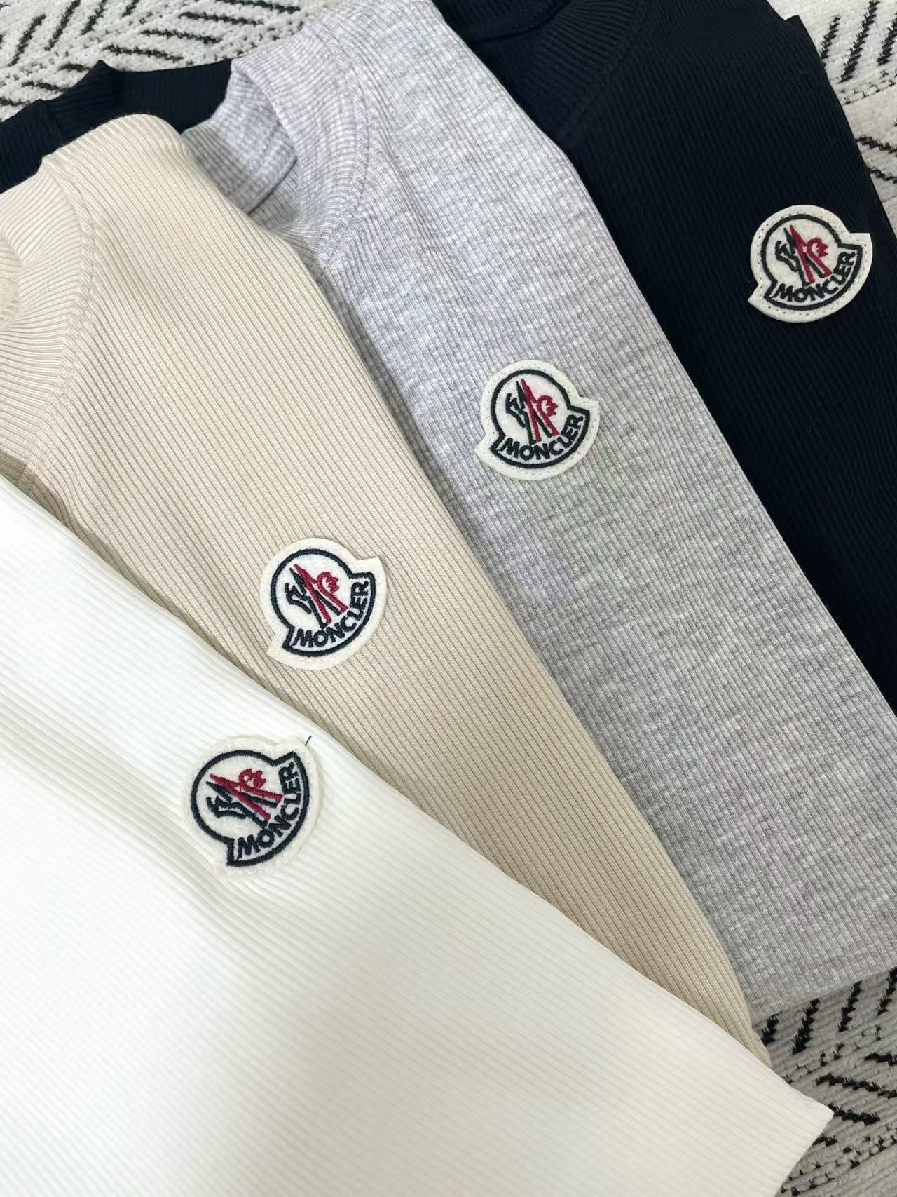 M0NECLER シンプルロゴ長袖Tシャツ【50％割引+送料無料】