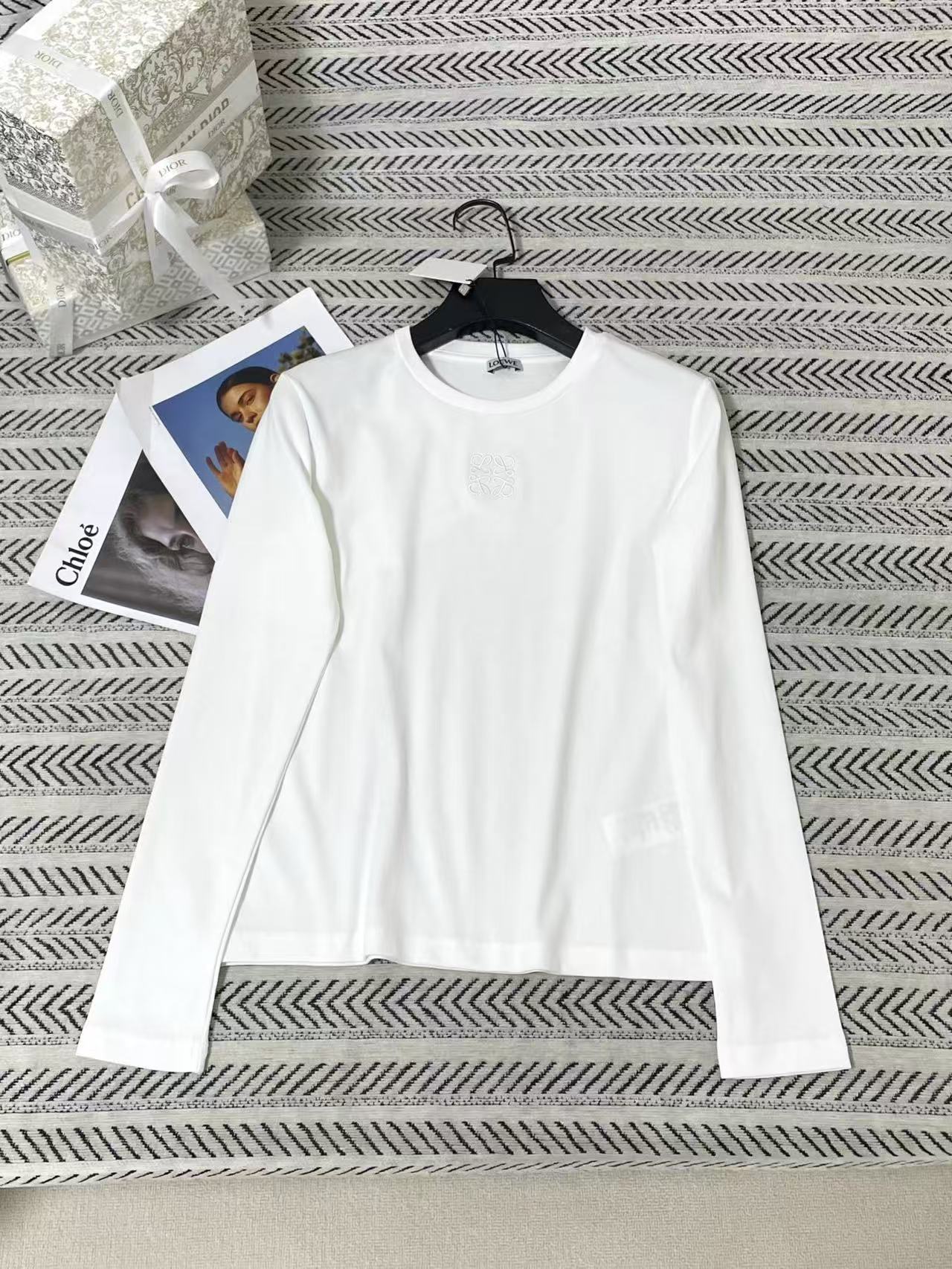 L0WEW 刺繍ロゴ入り長袖Tシャツ【50％割引+送料無料】