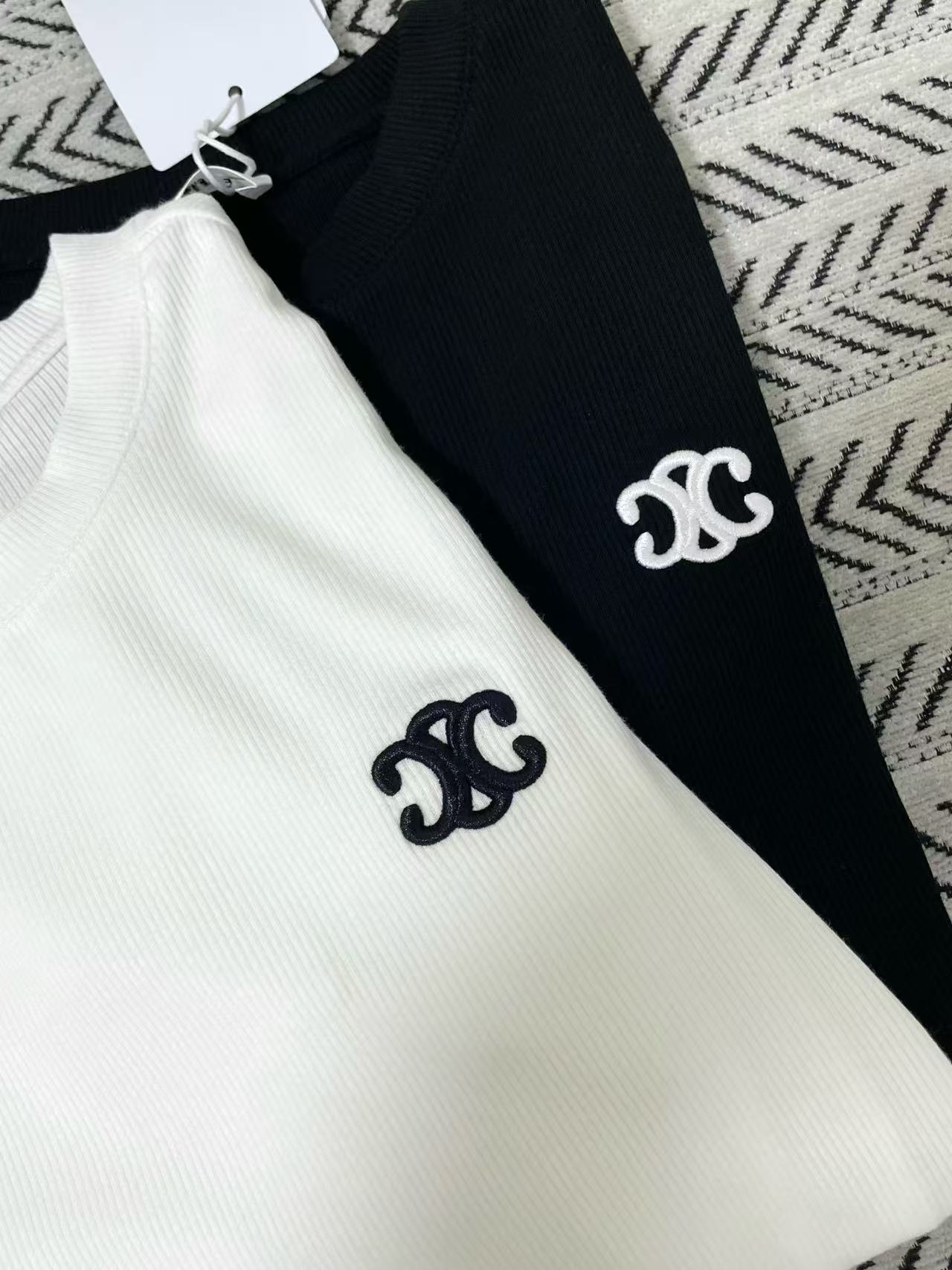 CEL1NE シンプル凱旋門刺繍ロゴTシャツ【50％割引+送料無料】