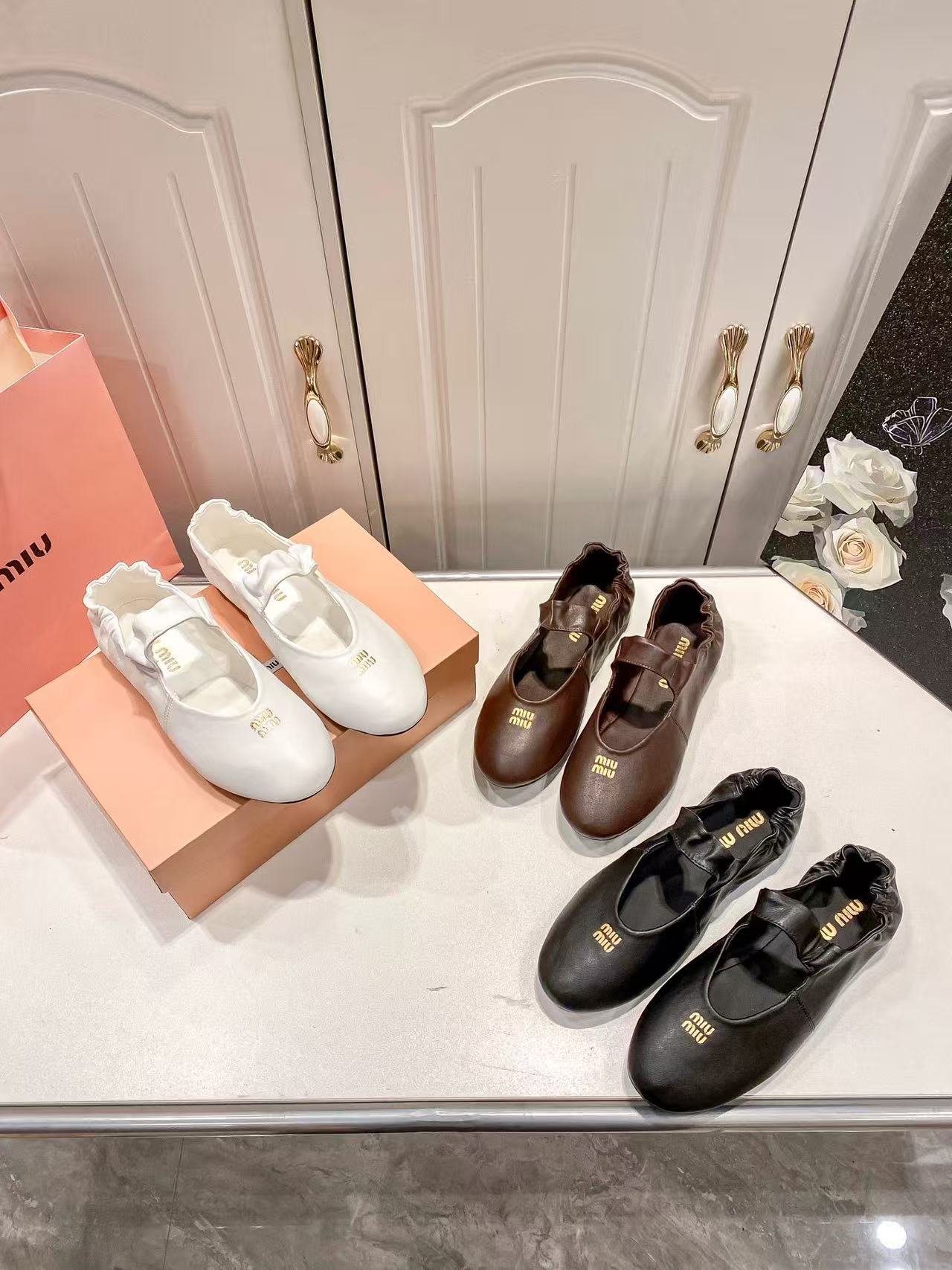 MIUMIUシンプルな文字入りのフラットシューズ【50％割引+送料無料】