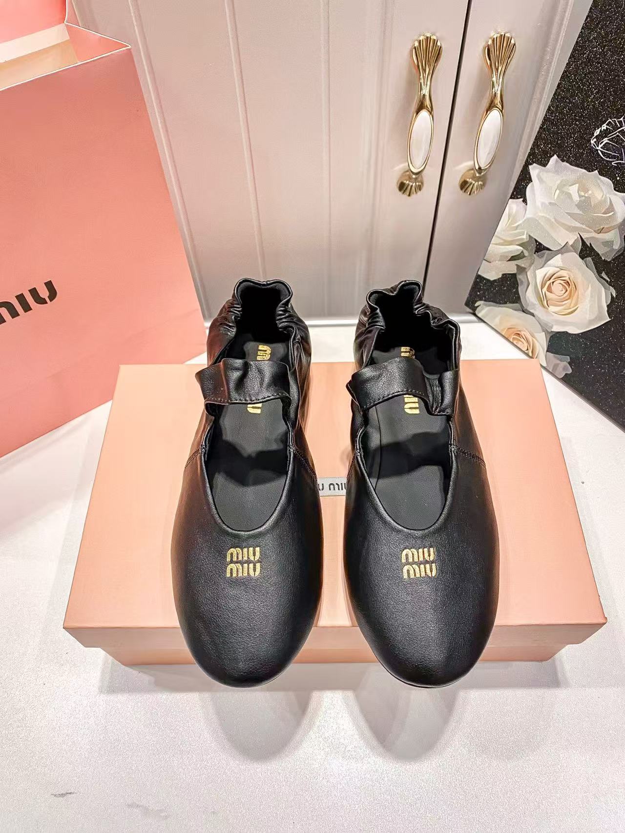 MIUMIUシンプルな文字入りのフラットシューズ【50％割引+送料無料】