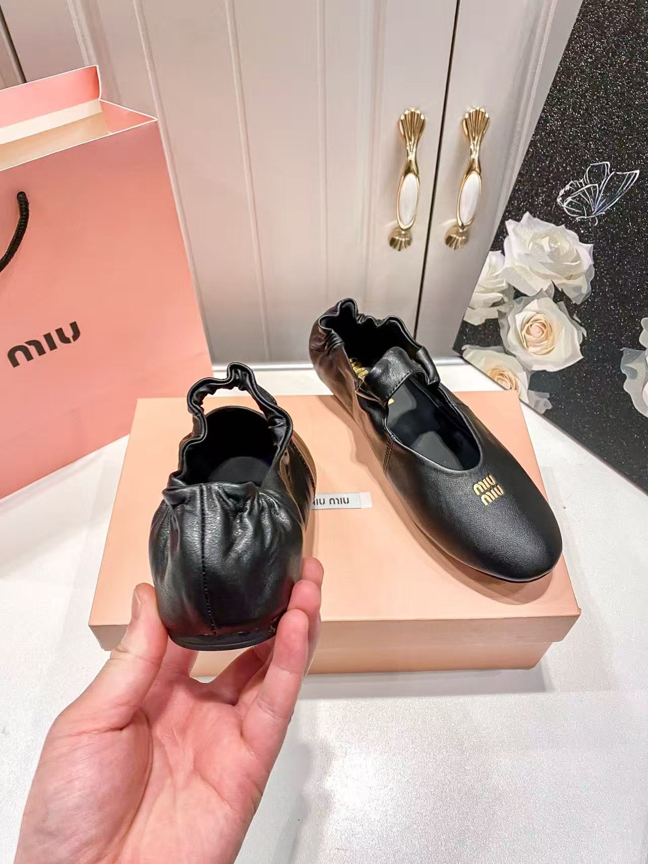 MIUMIUシンプルな文字入りのフラットシューズ【50％割引+送料無料】