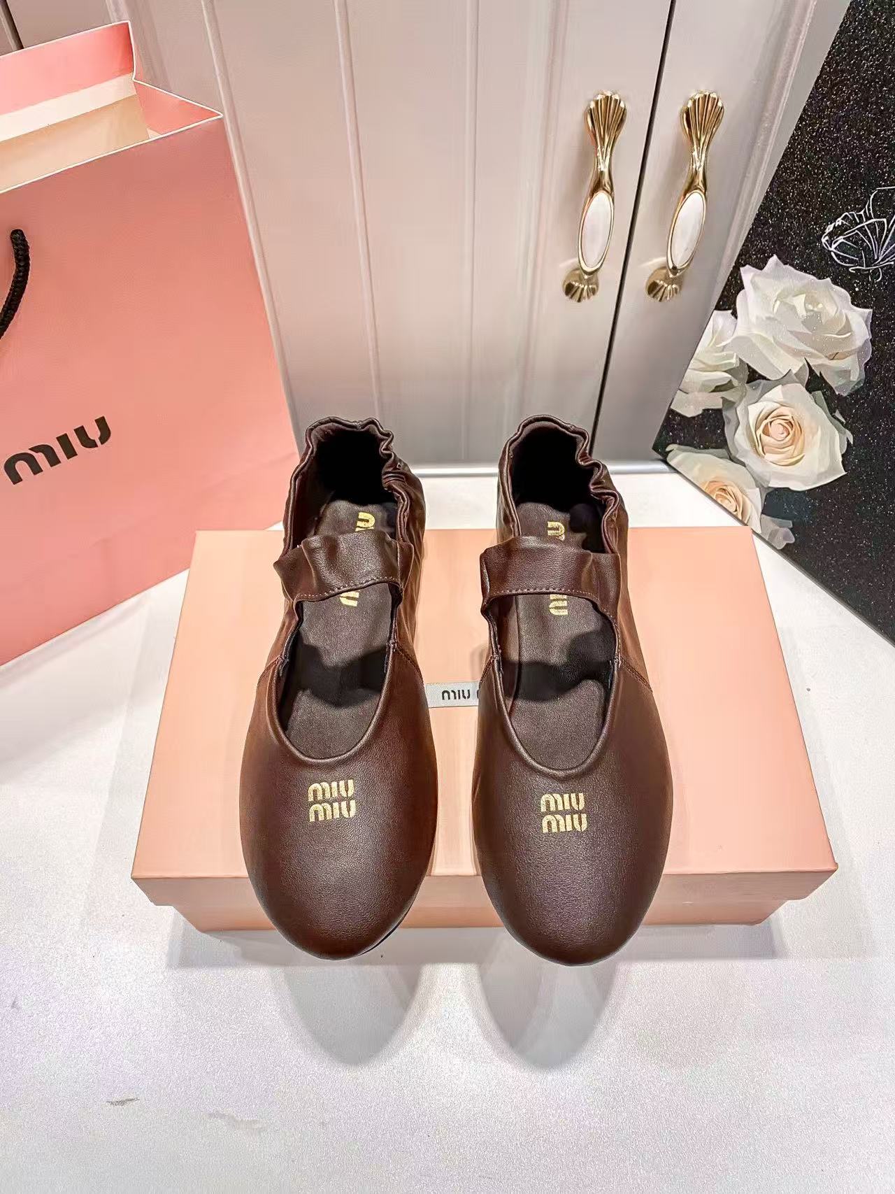 MIUMIUシンプルな文字入りのフラットシューズ【50％割引+送料無料】