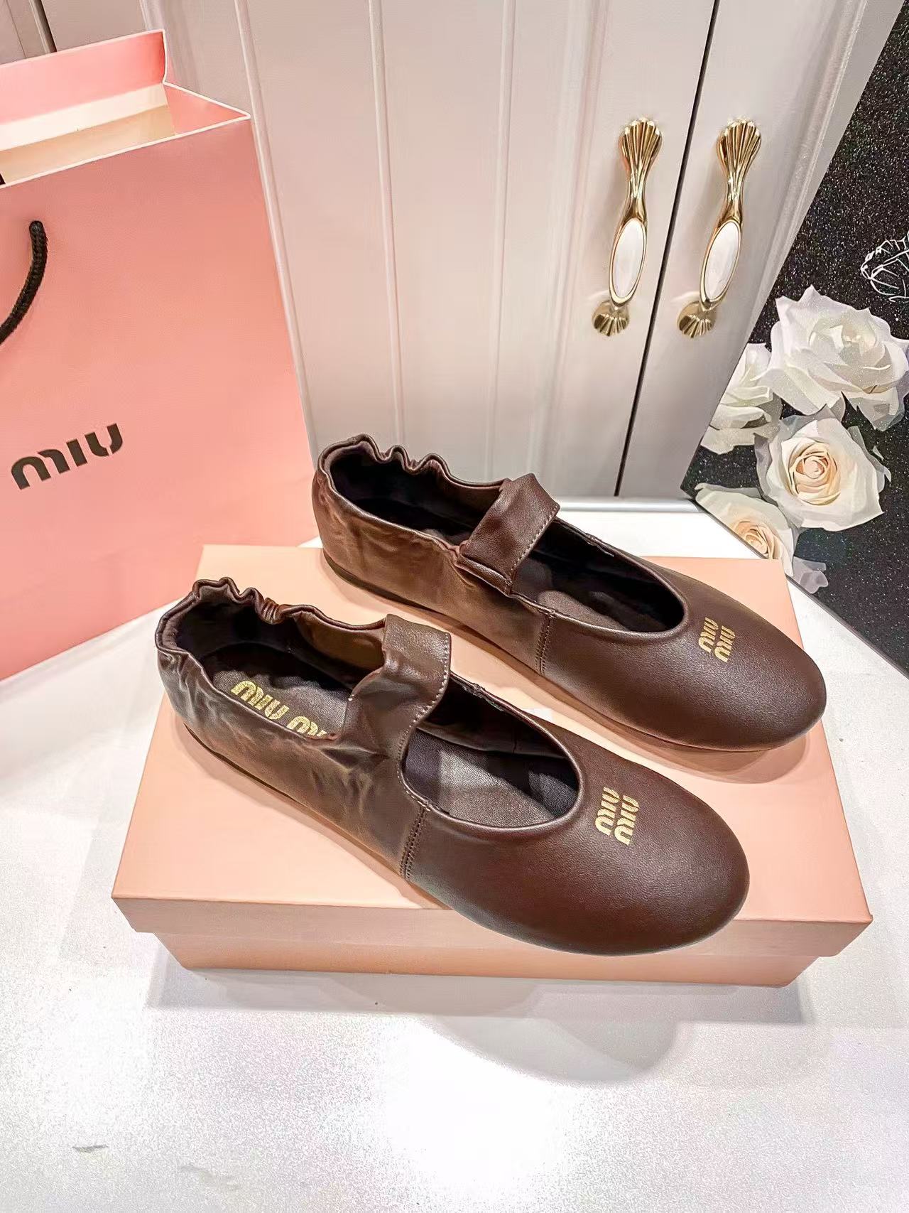 MIUMIUシンプルな文字入りのフラットシューズ【50％割引+送料無料】