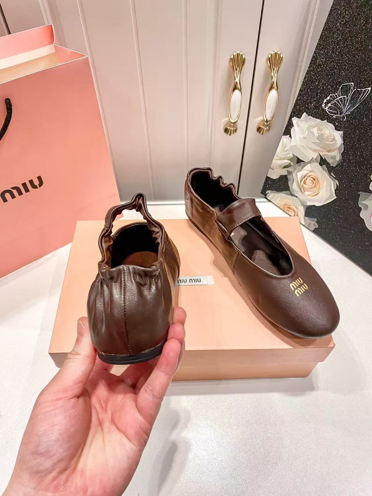 MIUMIUシンプルな文字入りのフラットシューズ【50％割引+送料無料】