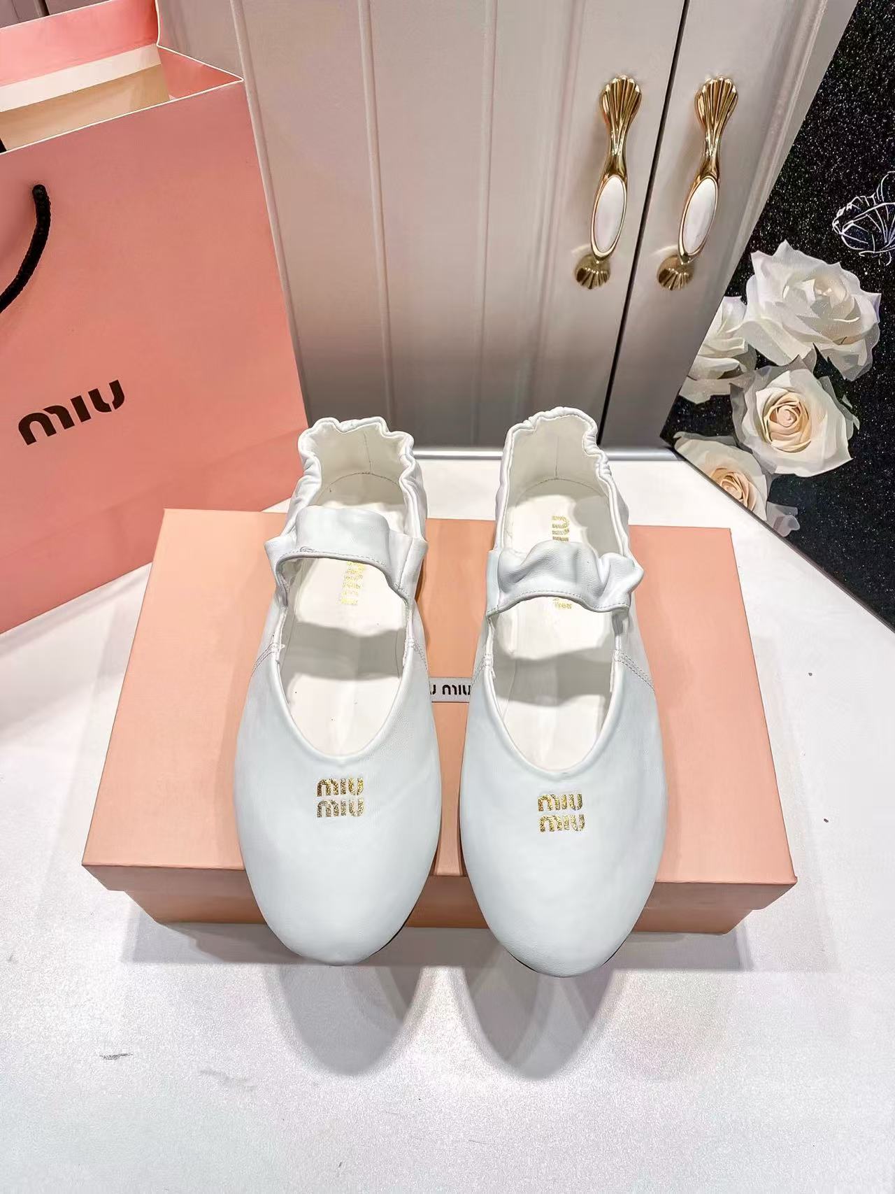 MIUMIUシンプルな文字入りのフラットシューズ【50％割引+送料無料】