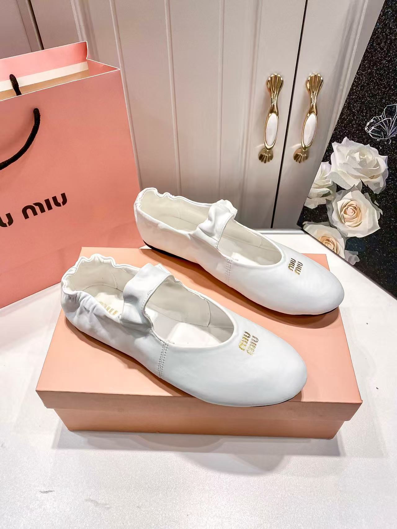 MIUMIUシンプルな文字入りのフラットシューズ【50％割引+送料無料】