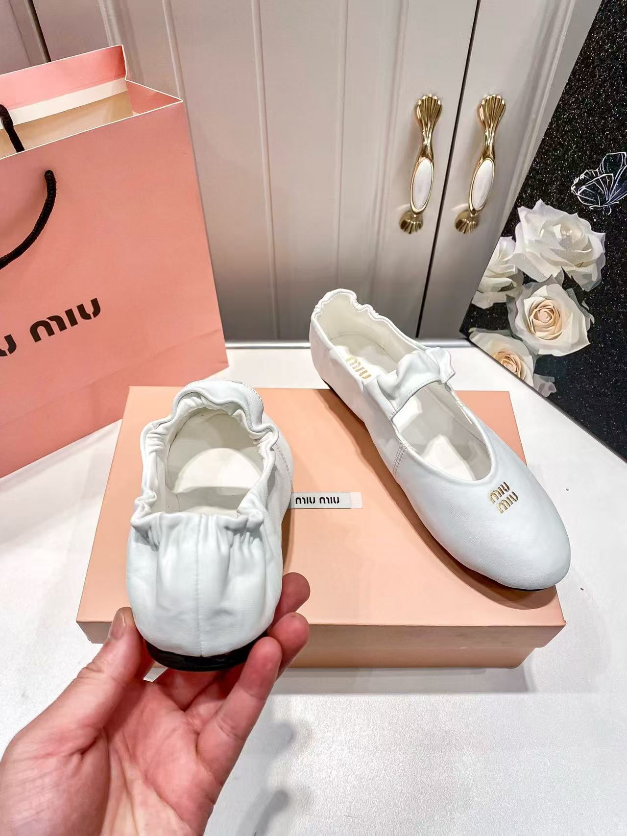 MIUMIUシンプルな文字入りのフラットシューズ【50％割引+送料無料】