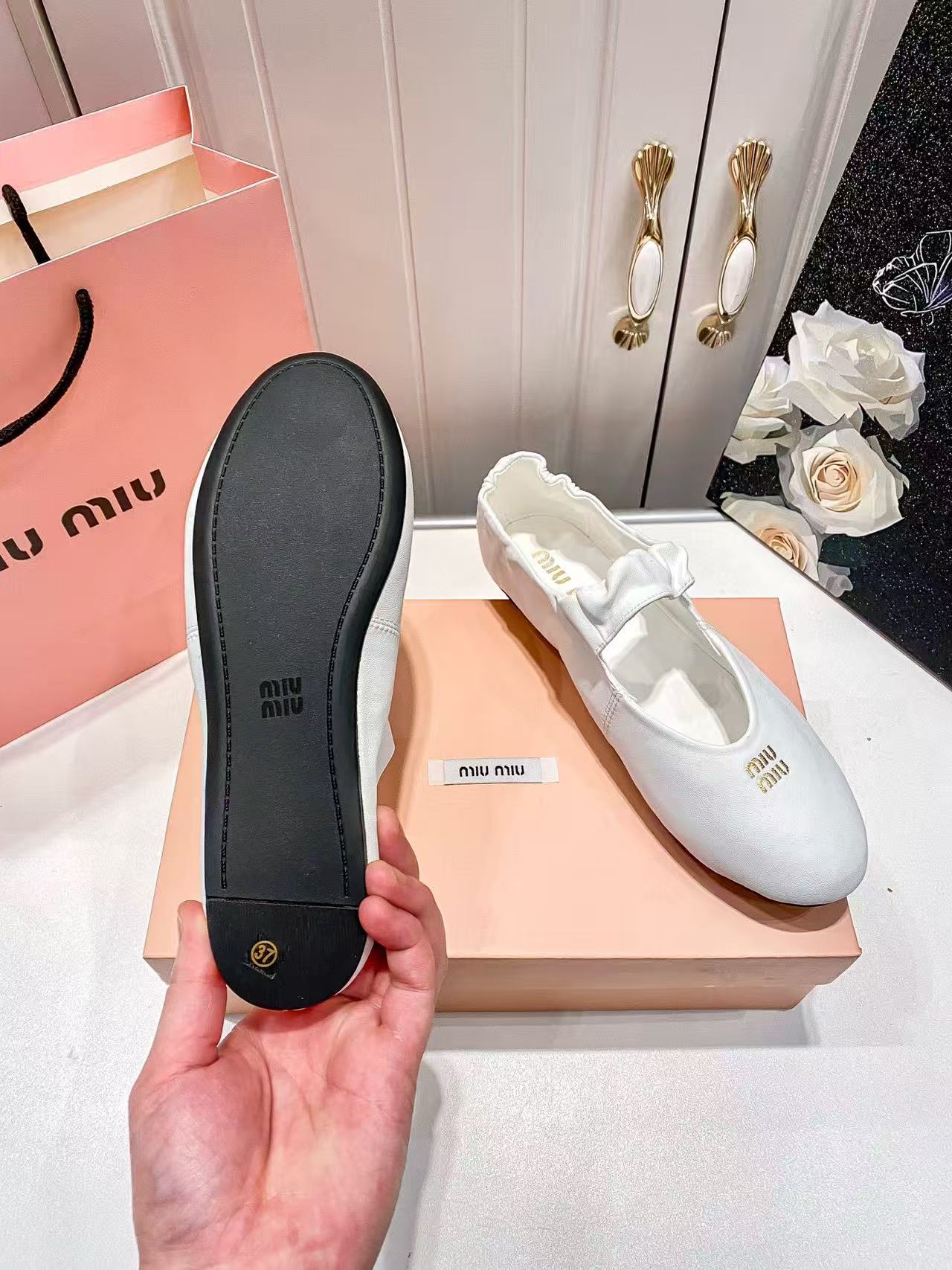 MIUMIUシンプルな文字入りのフラットシューズ【50％割引+送料無料】