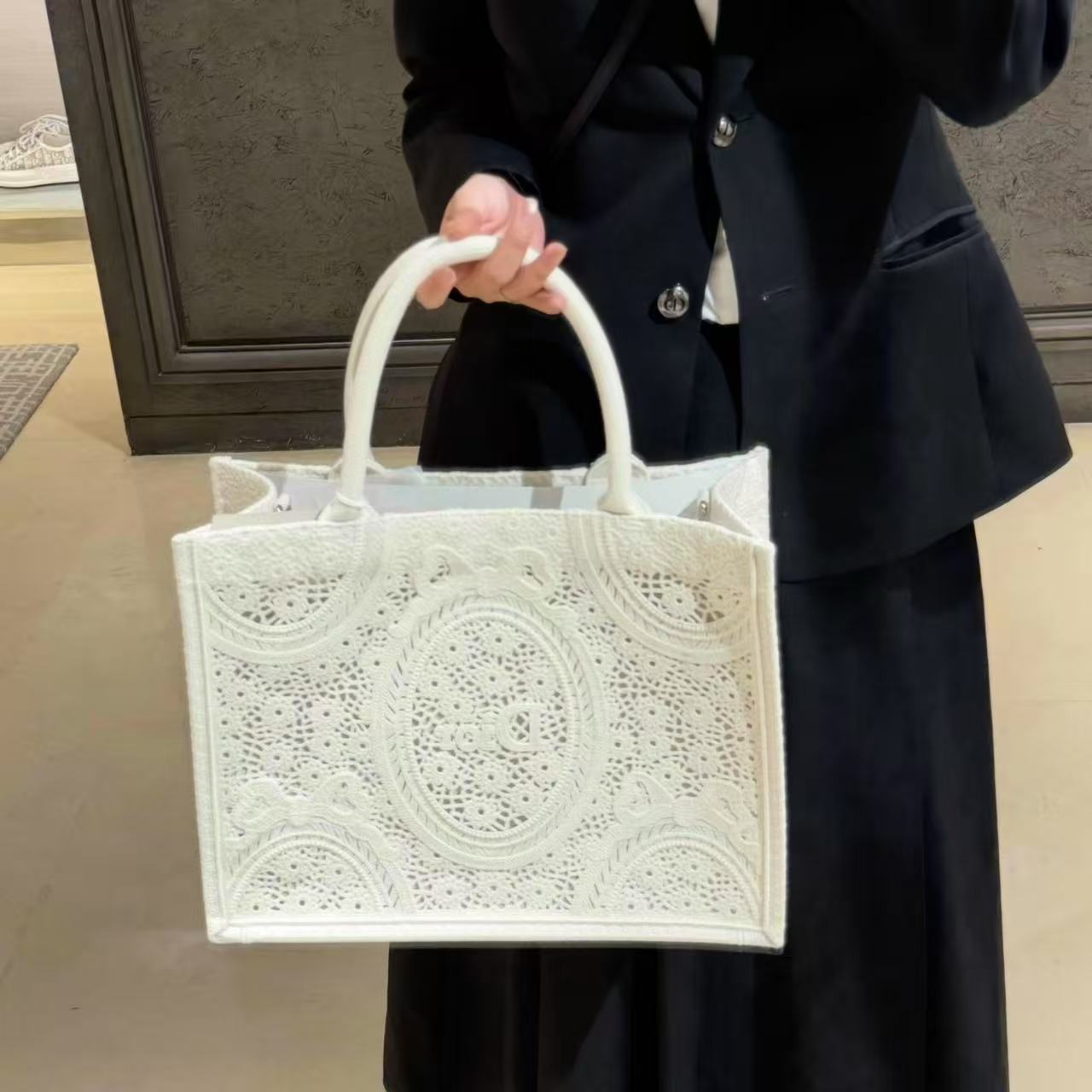DI0R Book Tote刺繍入りショッピングバッグ【50％割引+送料無料】