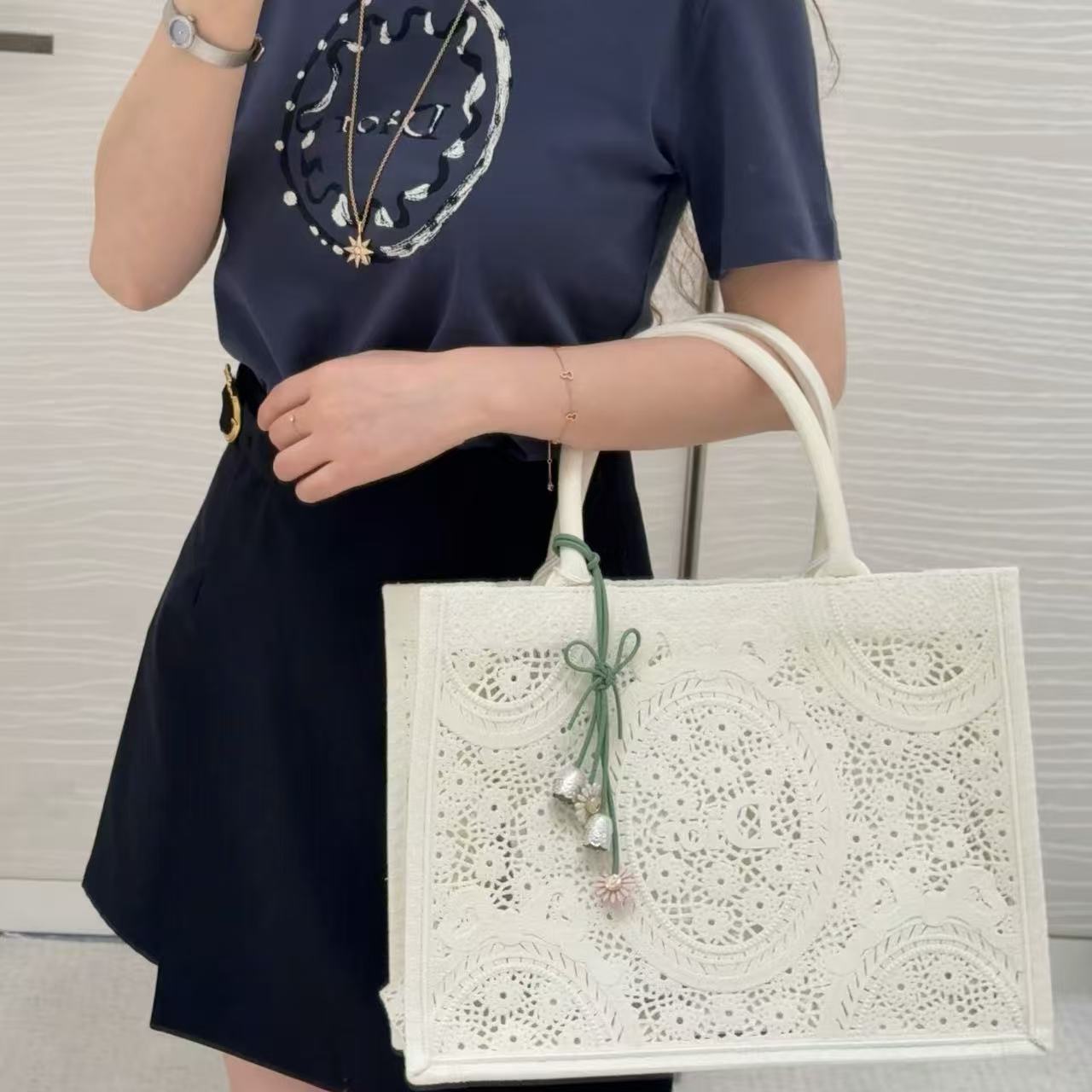 DI0R Book Tote刺繍入りショッピングバッグ【50％割引+送料無料】