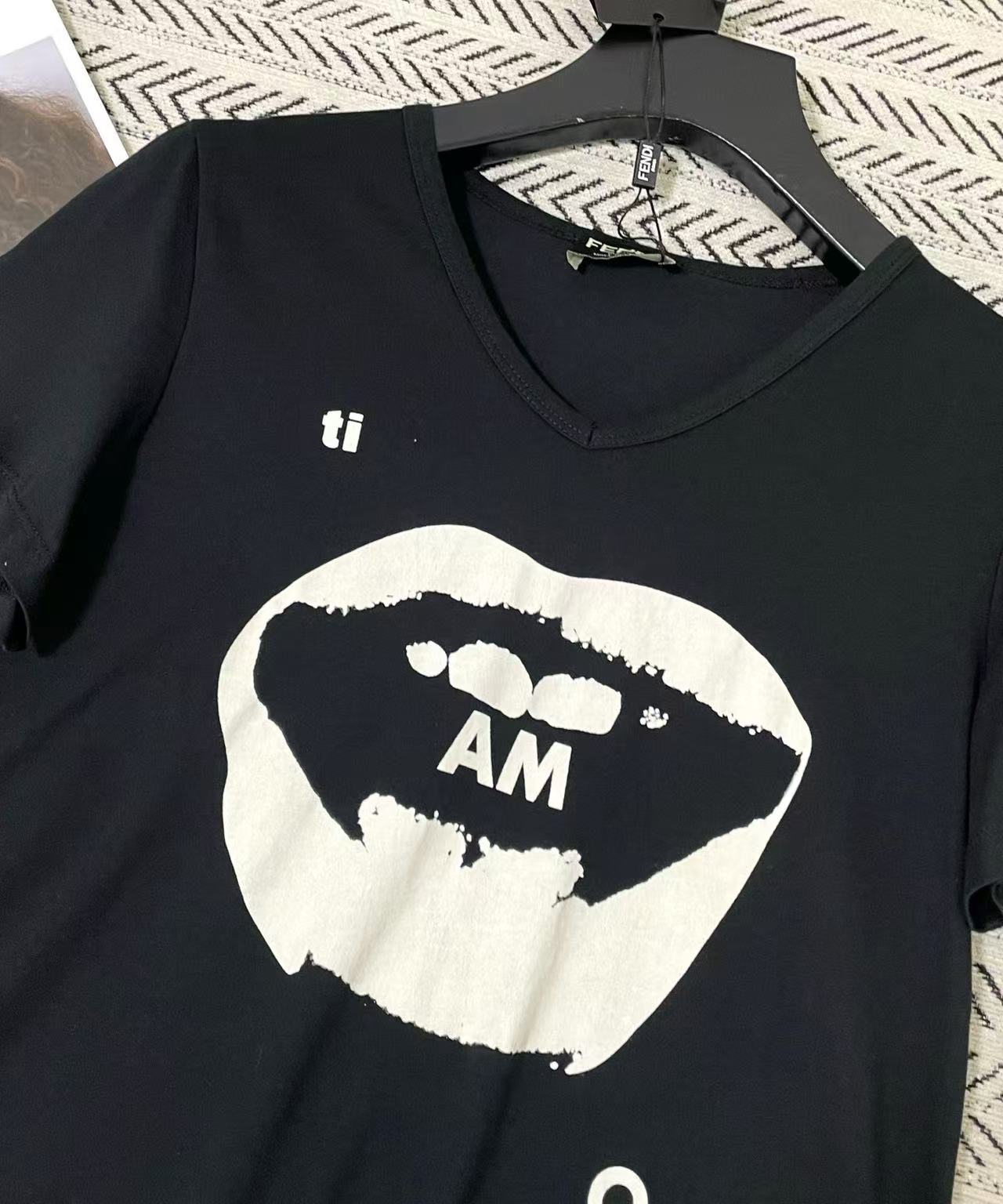 FEND1 リッププリント Vネック 半袖Tシャツ【50％割引+送料無料】