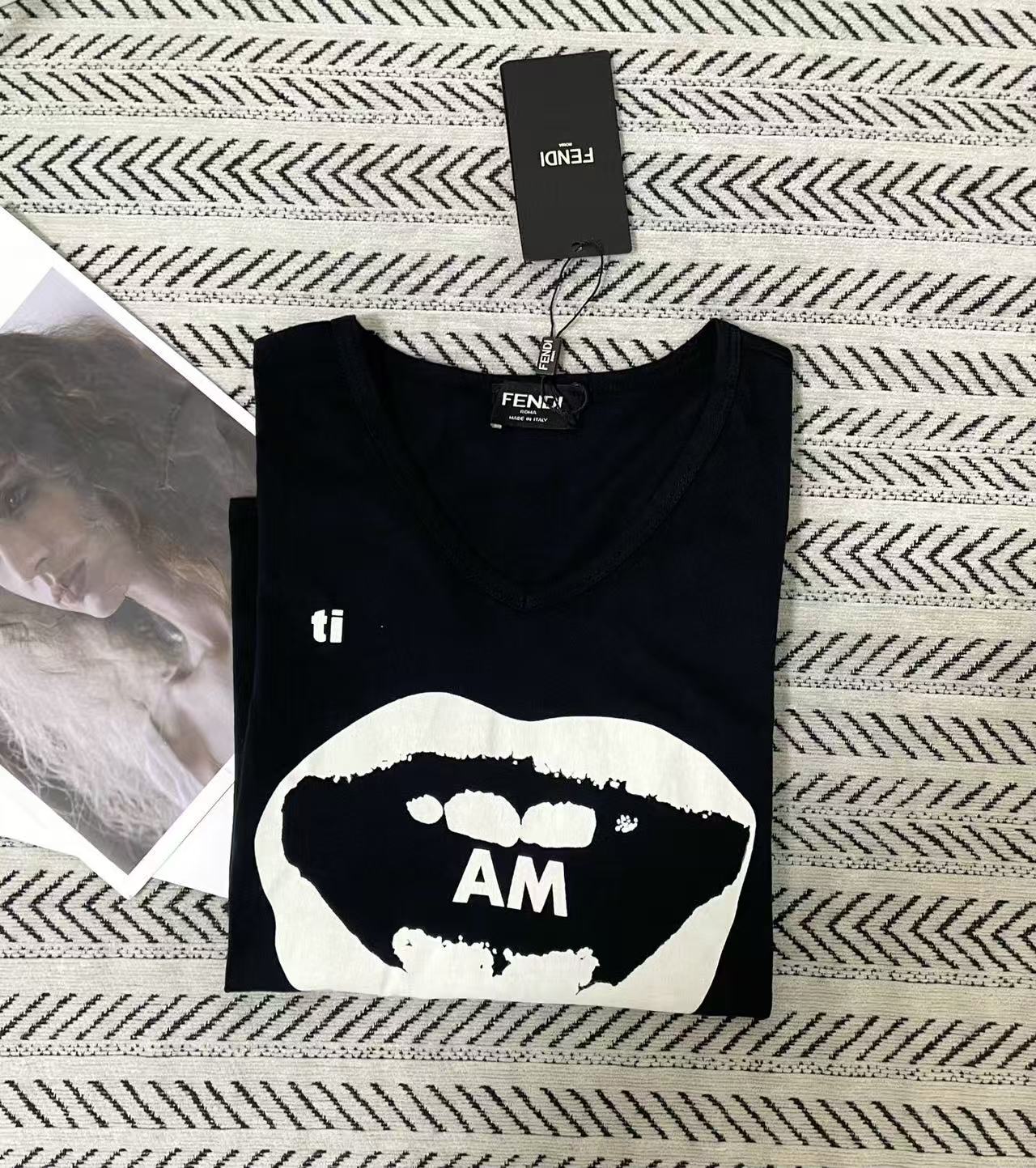 FEND1 リッププリント Vネック 半袖Tシャツ【50％割引+送料無料】