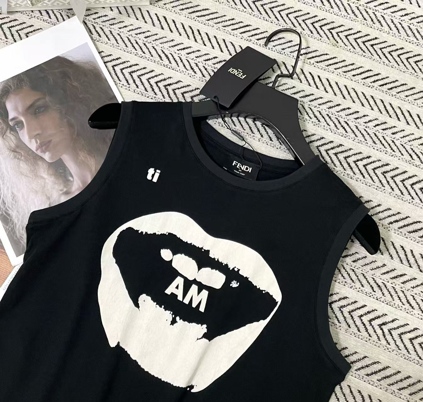 FEND1 リッププリント Vネック ベストTシャツ【50％割引+送料無料】