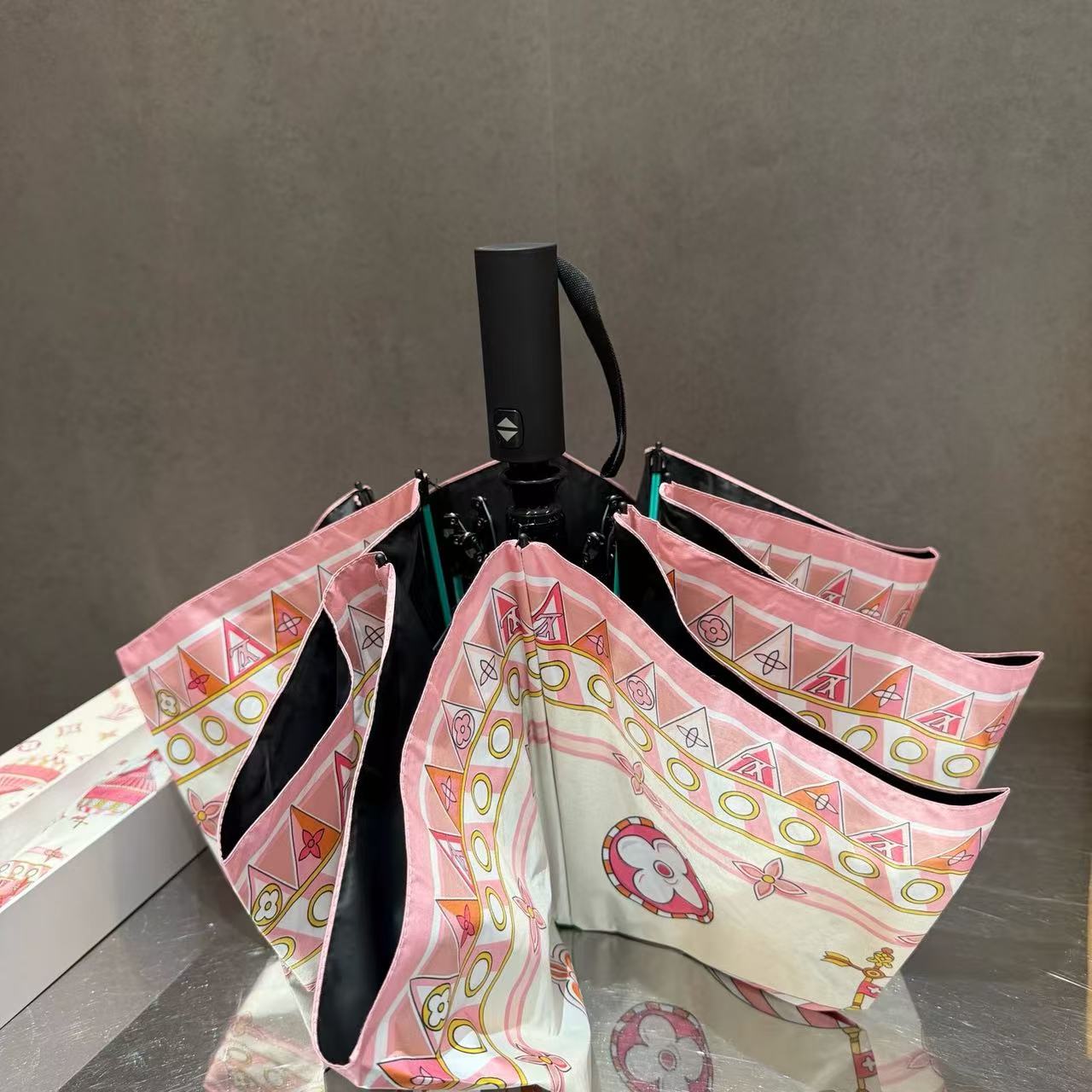 LVプリント柄の折りたたみ傘【50％割引+送料無料】