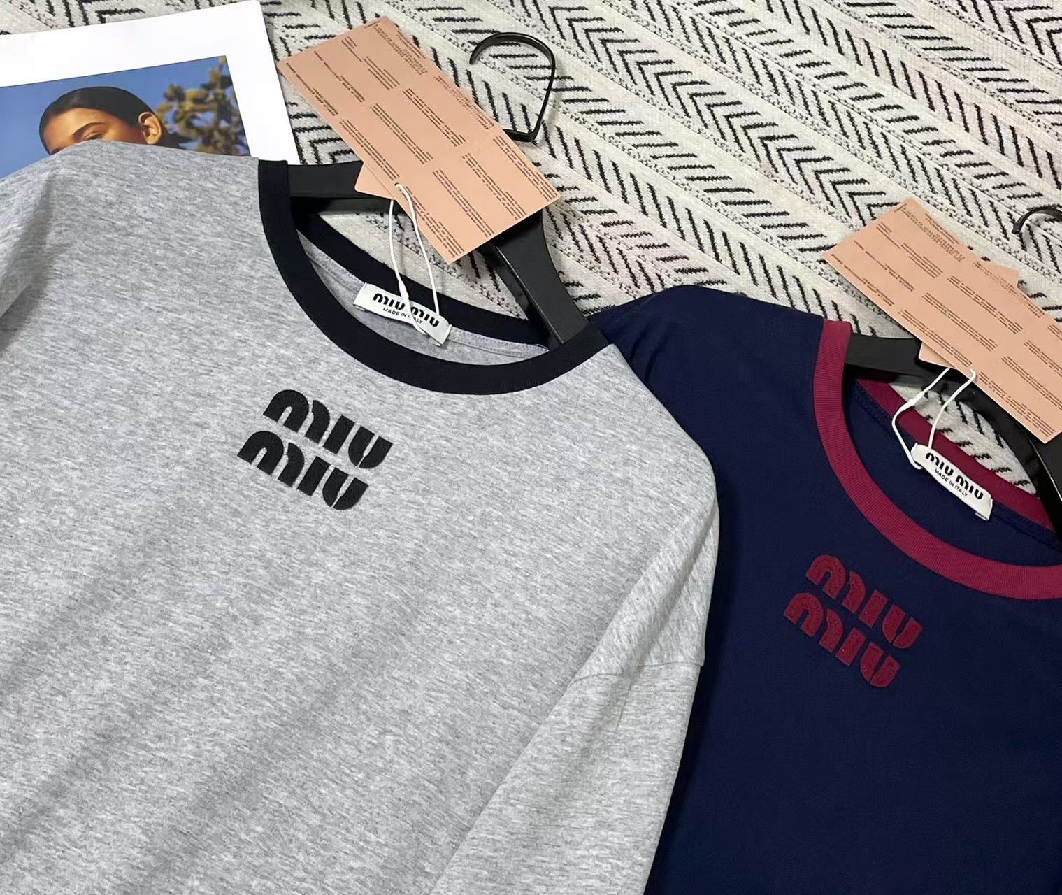 M1UM1U カラーブロックレター長袖Tシャツ【50％割引+送料無料】