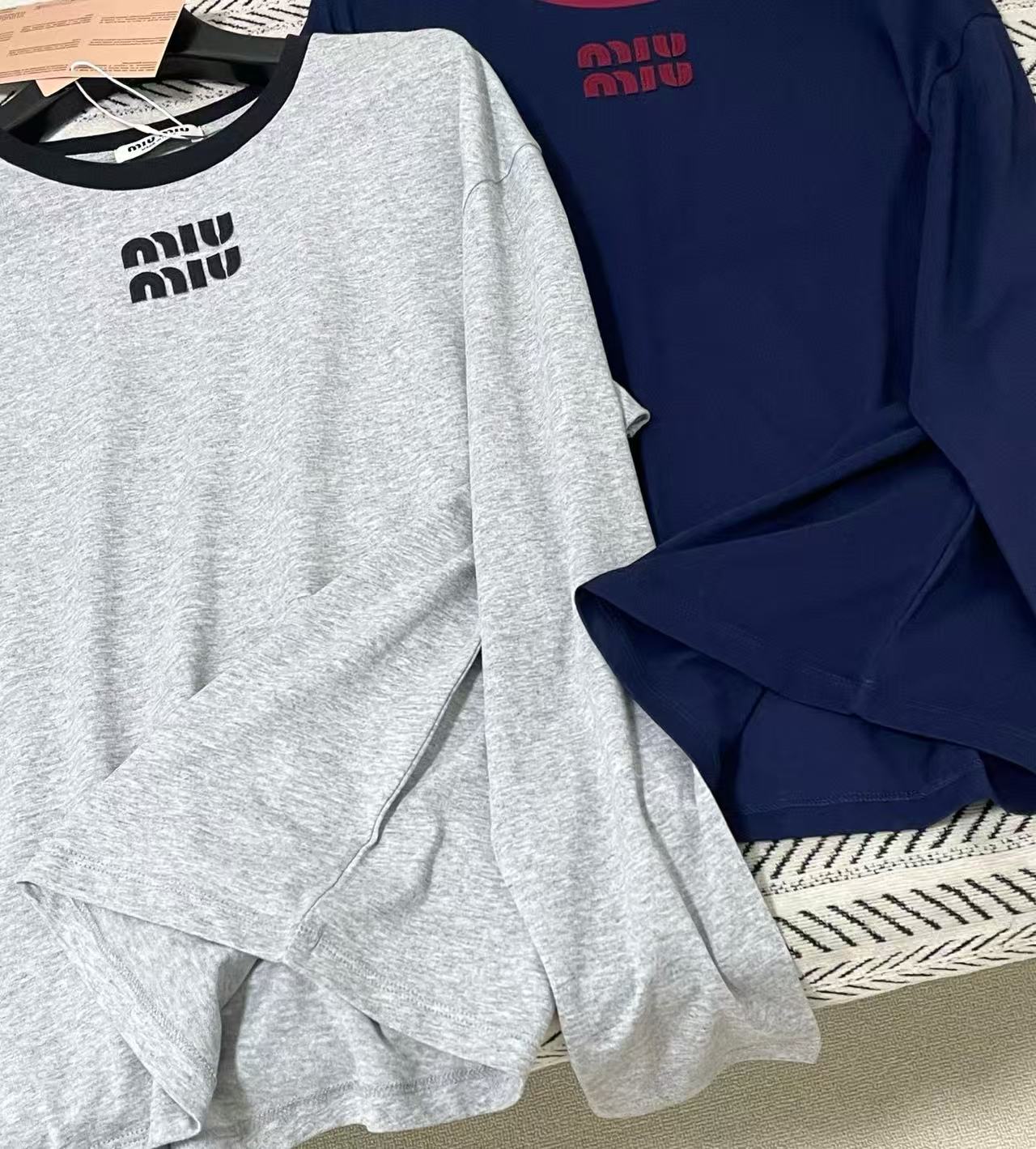 M1UM1U カラーブロックレター長袖Tシャツ【50％割引+送料無料】