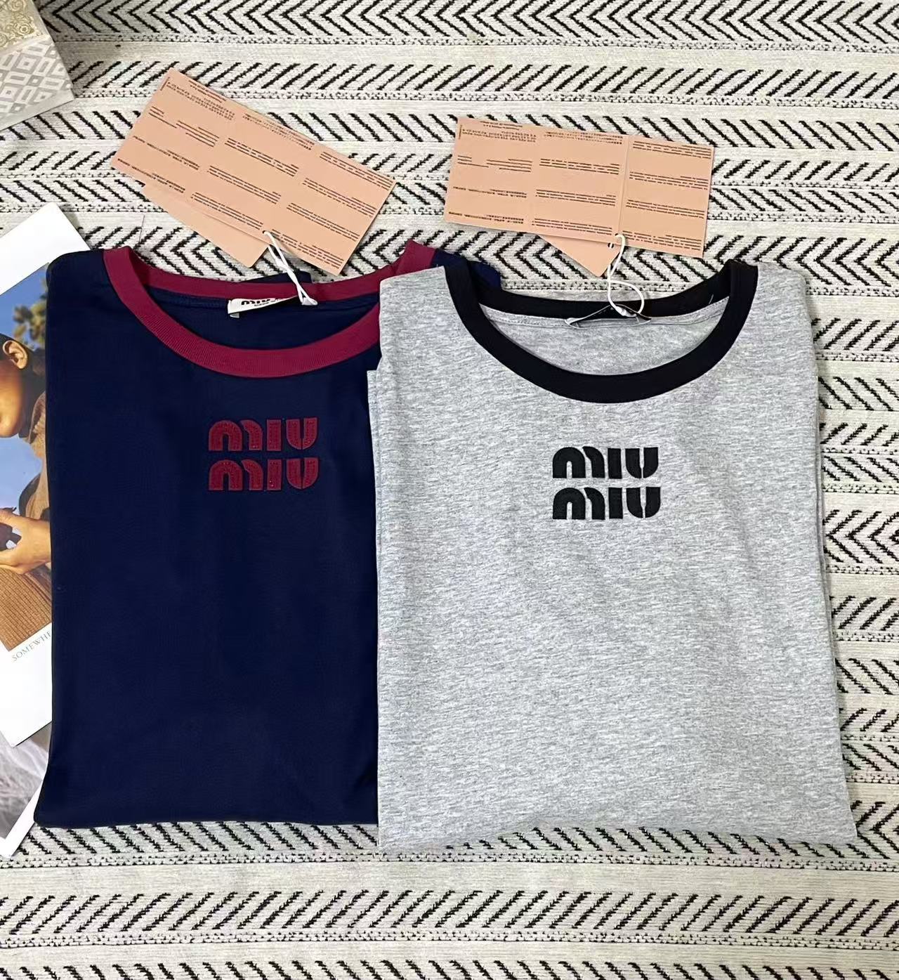 M1UM1U カラーブロックレター長袖Tシャツ【50％割引+送料無料】