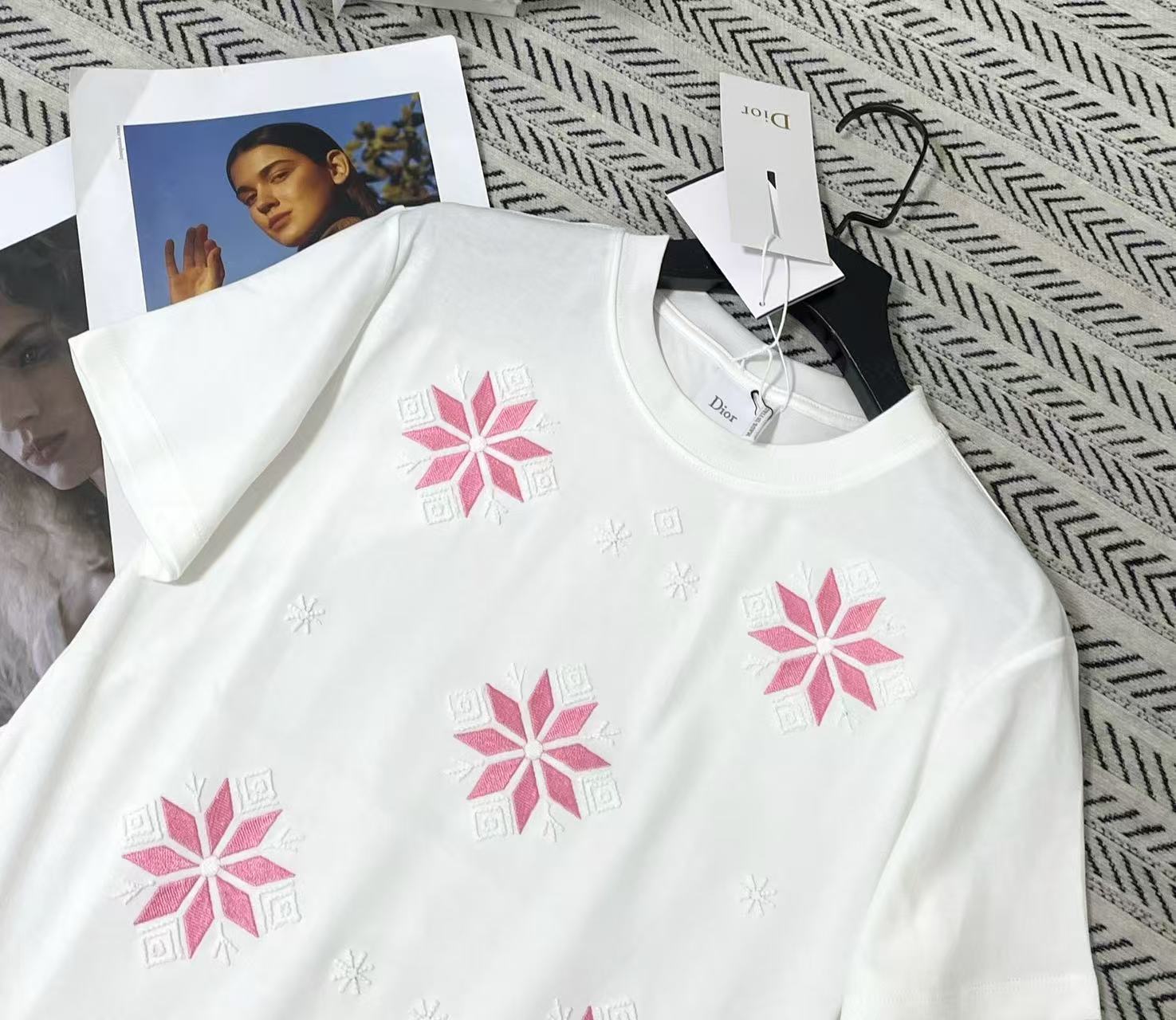 DI0R刺繍入り花柄Tシャツ【50％割引+送料無料】