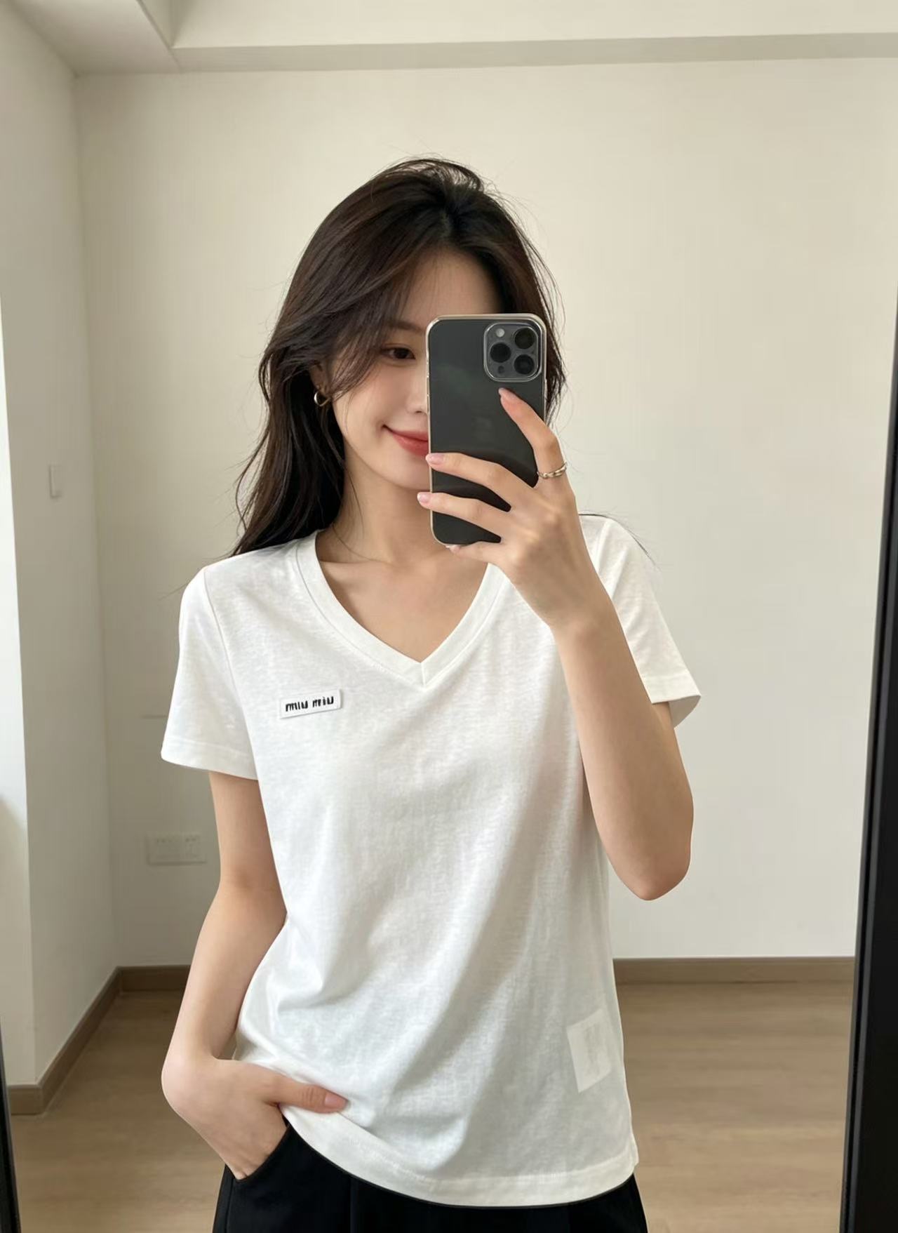M1UM1U レターVネックTシャツ【50％割引+送料無料】