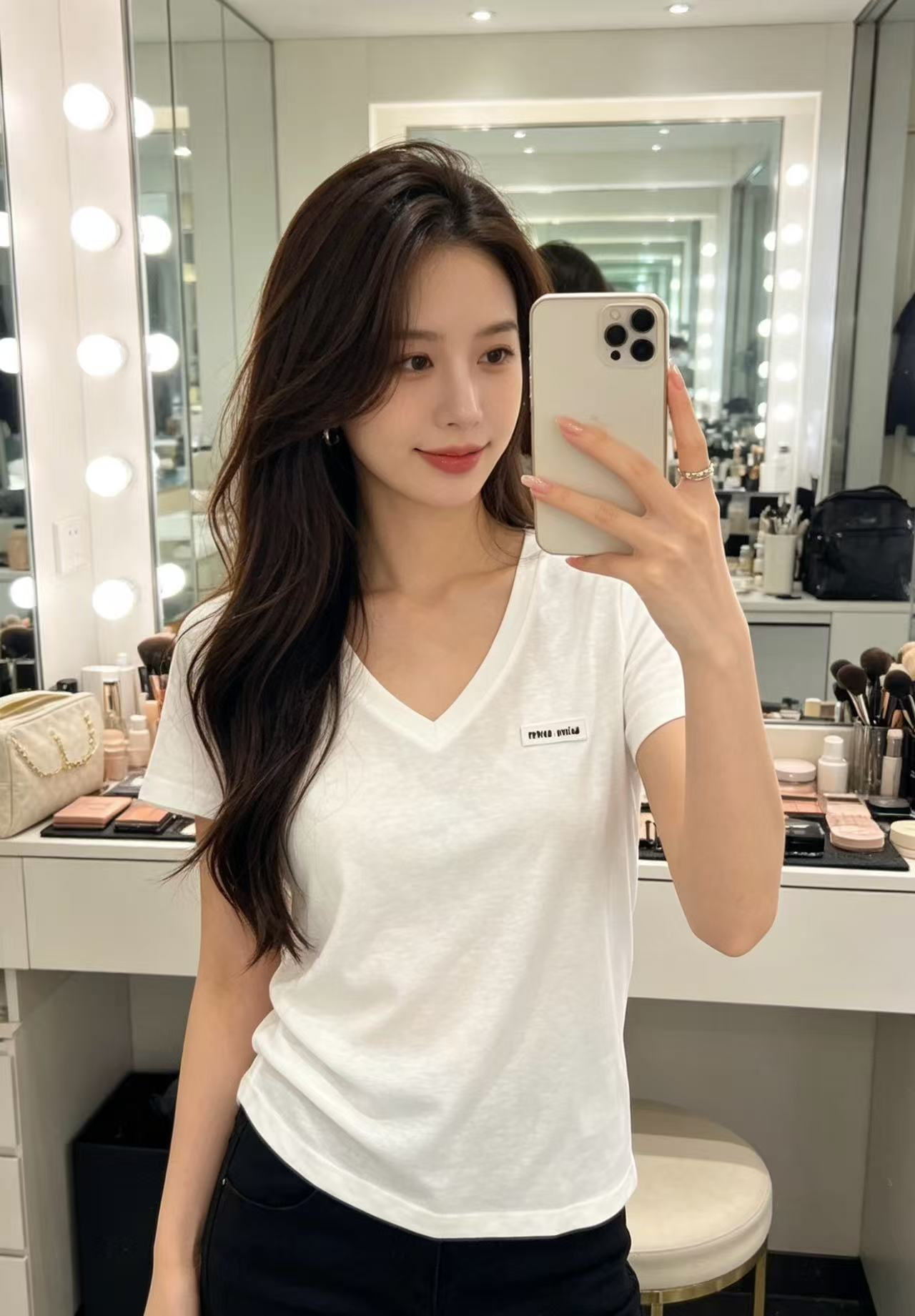 M1UM1U レターVネックTシャツ【50％割引+送料無料】