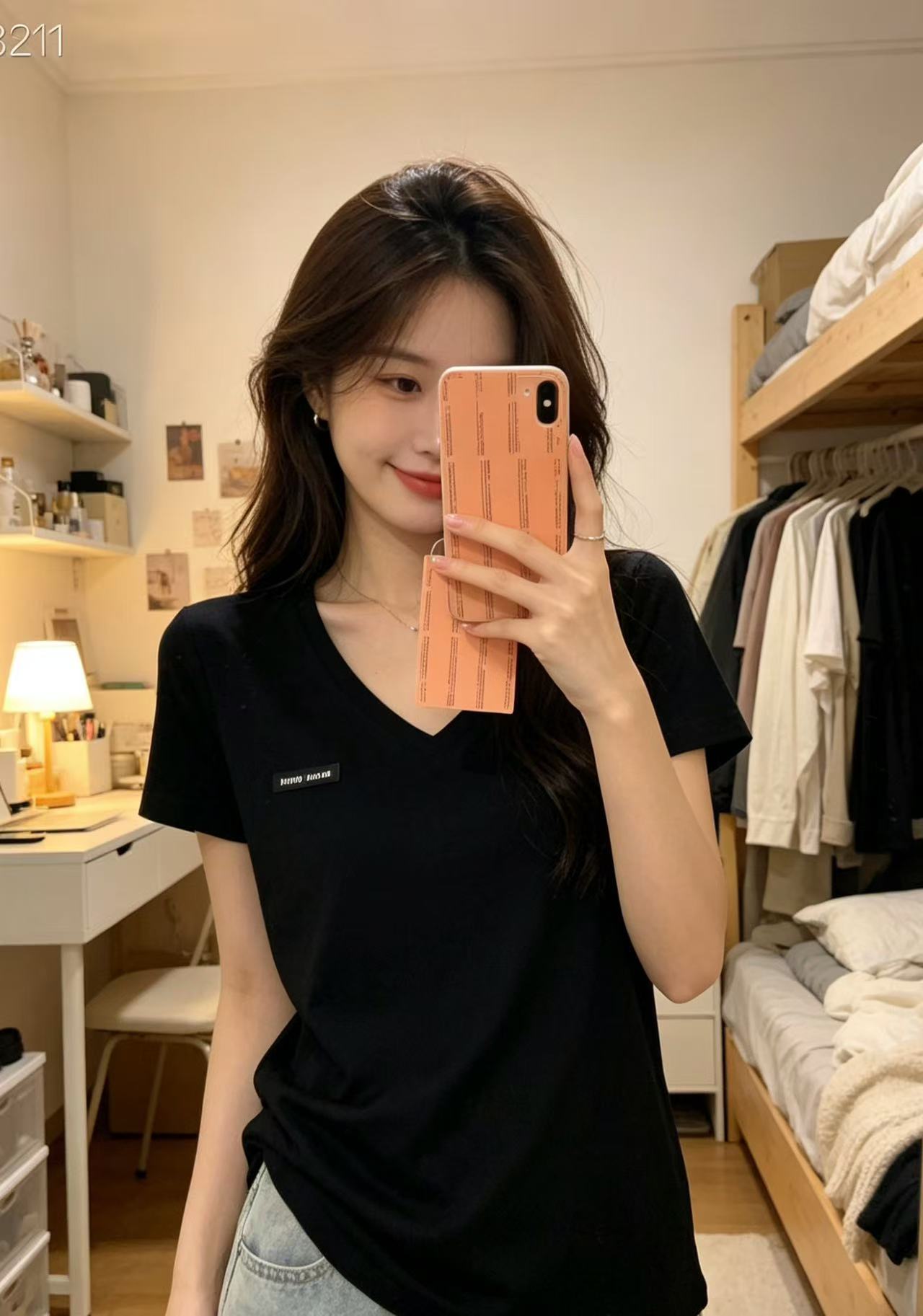 M1UM1U レターVネックTシャツ【50％割引+送料無料】