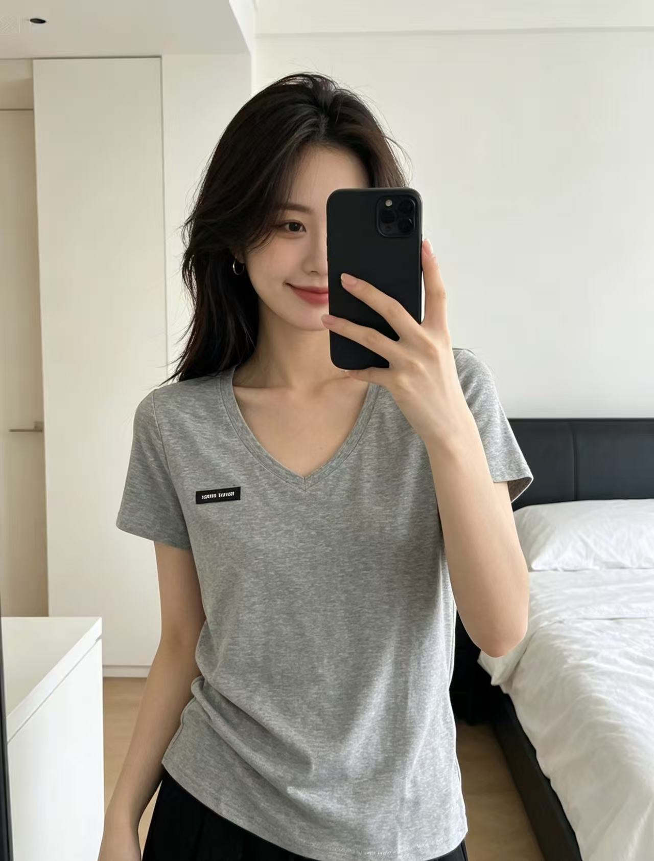 M1UM1U レターVネックTシャツ【50％割引+送料無料】