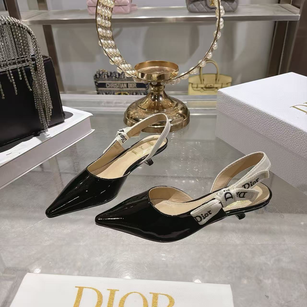 DI0R高品質のエナメルレザーを使用した、ポインテッドトゥのローヒールシューズ【50％割引+送料無料】