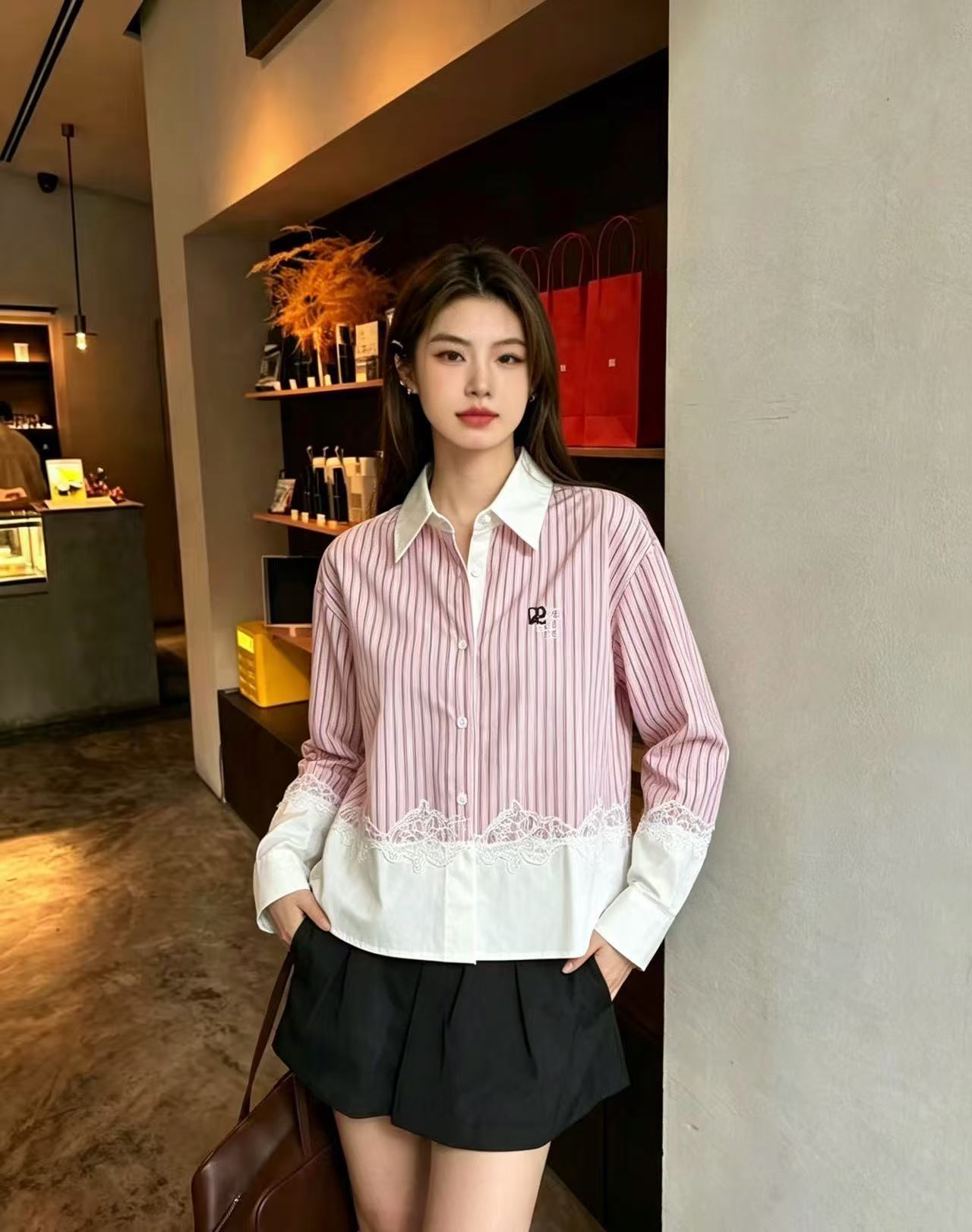 L0WEW ストライプ柄レーストリムシャツ【50％割引+送料無料】