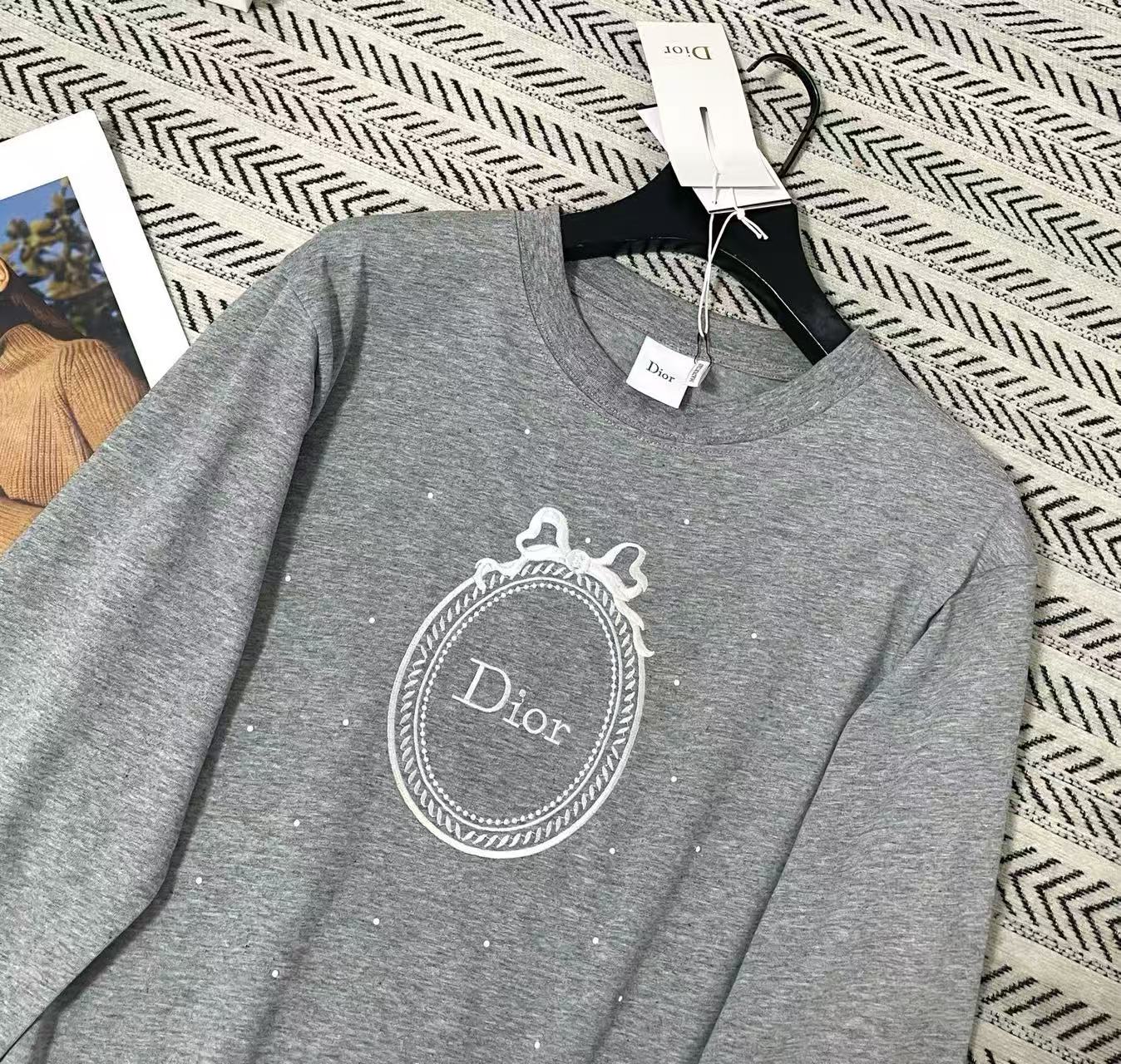 DI0R刺繍入り長袖Tシャツ【50％割引+送料無料】