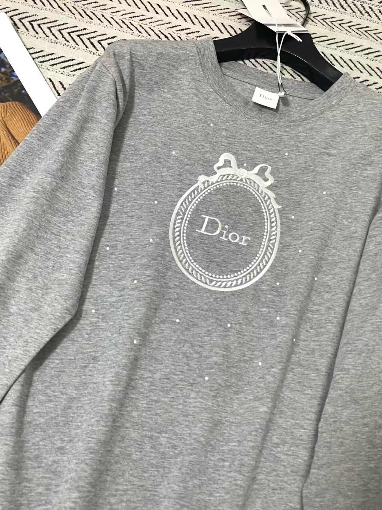 DI0R刺繍入り長袖Tシャツ【50％割引+送料無料】